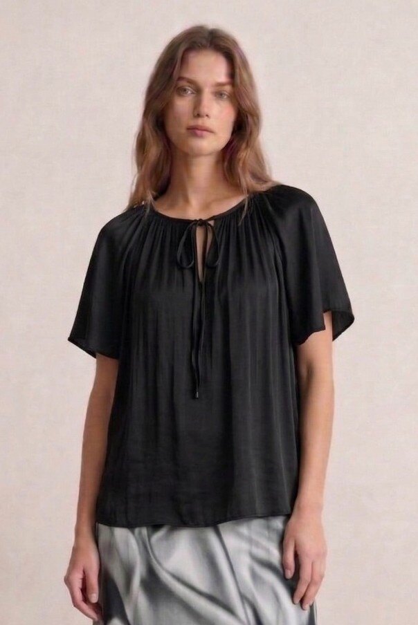 Wholesaler Max & Enjoy (Vêtements) - Satin Tie-Front Flowing Blouse