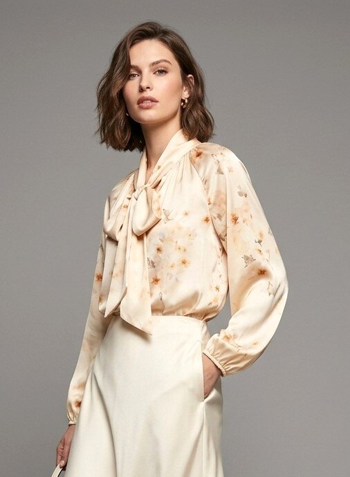 Großhändler Max & Enjoy (Vêtements) - Bluse mit Blumenmuster und Lavallière-Kragen aus Seidenmischung