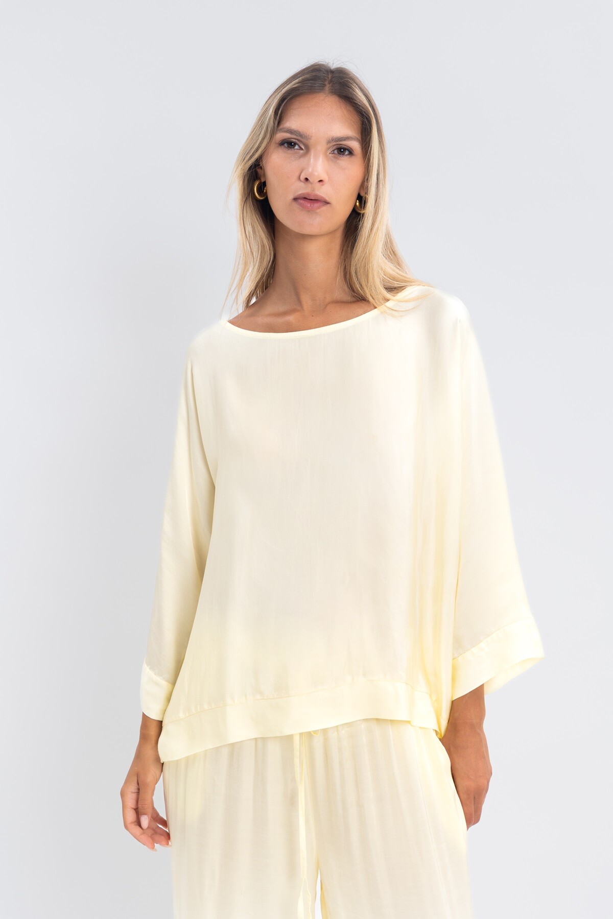 Grossiste Max & Enjoy (Vêtements) - Nouveau Blouse fluide en soie mélangée satinée