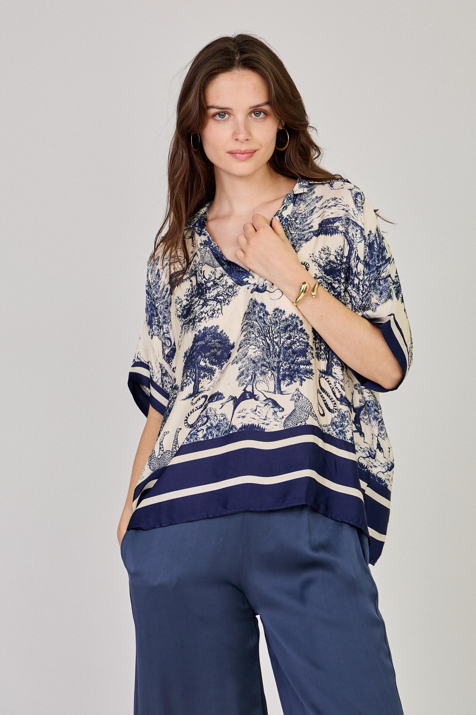Grossiste Max & Enjoy (Vêtements) - Blouse imprimé safari oversize effet satiné-7607
