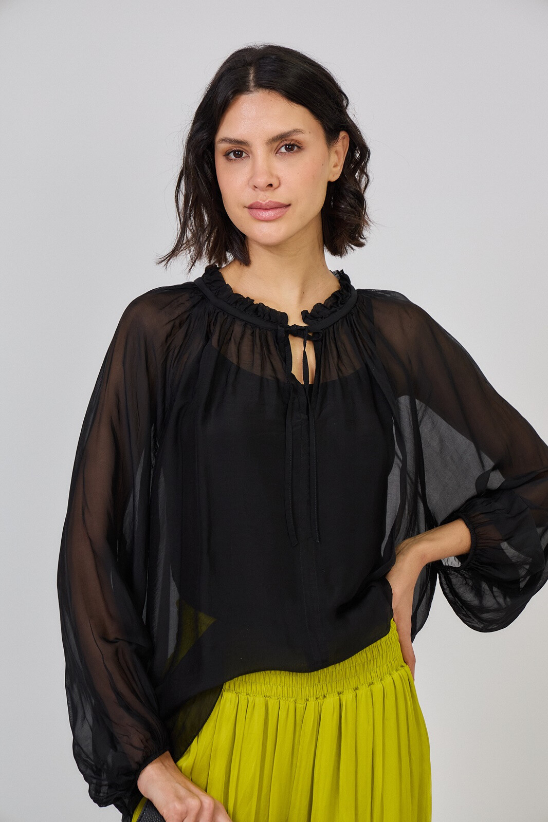 Grossiste Max & Enjoy (Vêtements) - Blouse frou frou transparente en soie mélangée effet vaporeuse