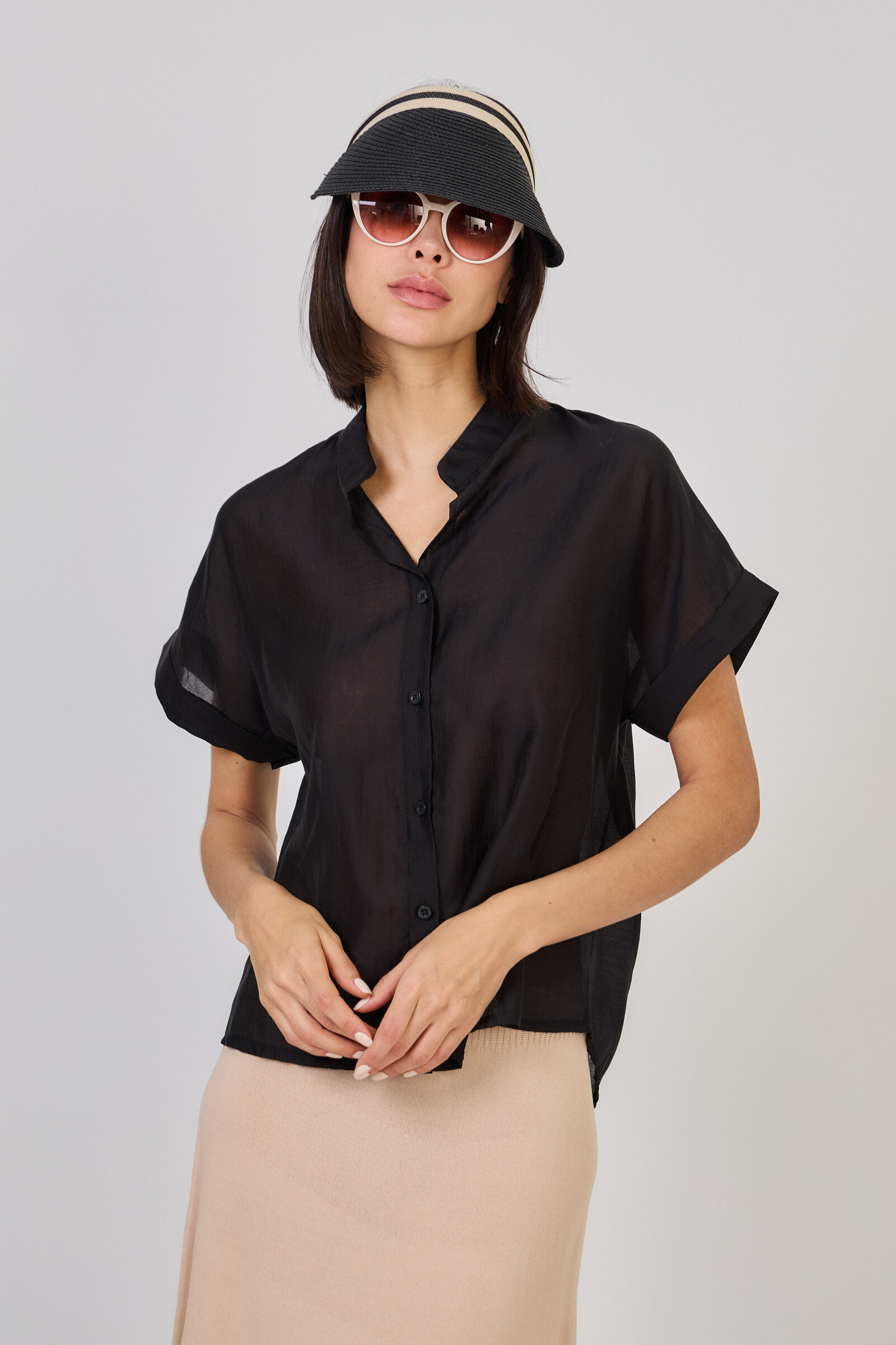 Grossiste Max & Enjoy (Vêtements) - Chemisier transparente manches courtes col mao