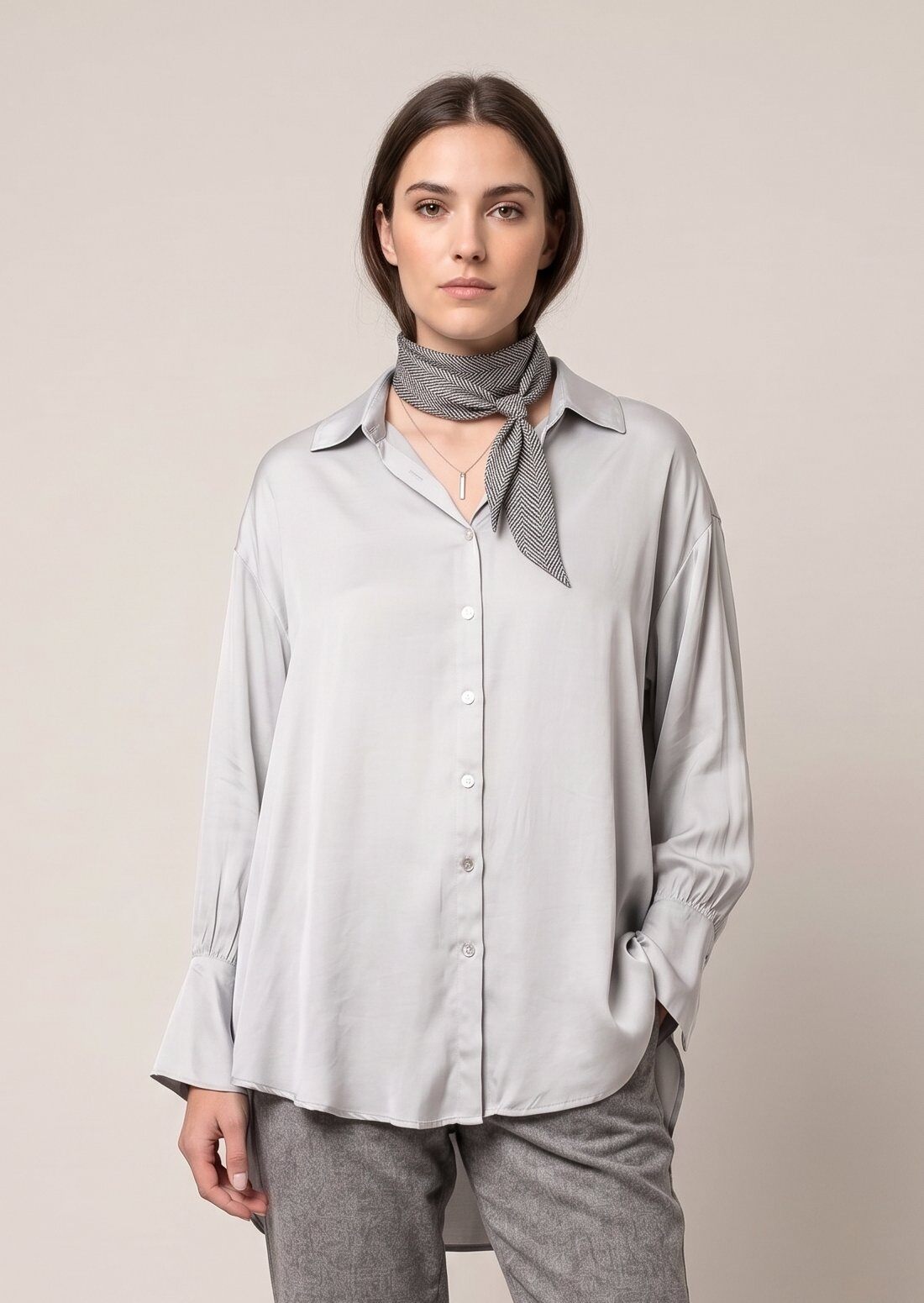 Grossiste Max & Enjoy (Vêtements) - Blouse longue col chemise en soie mélangée effet satiné