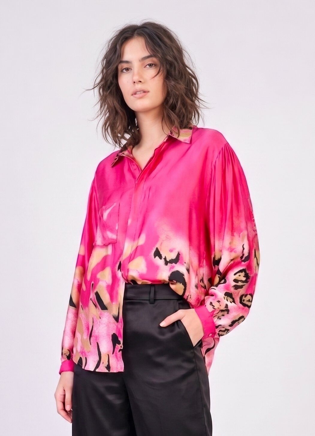 Grossiste Max & Enjoy (Vêtements) - Chemise imprimée léopard en soie mélangée effet satiné