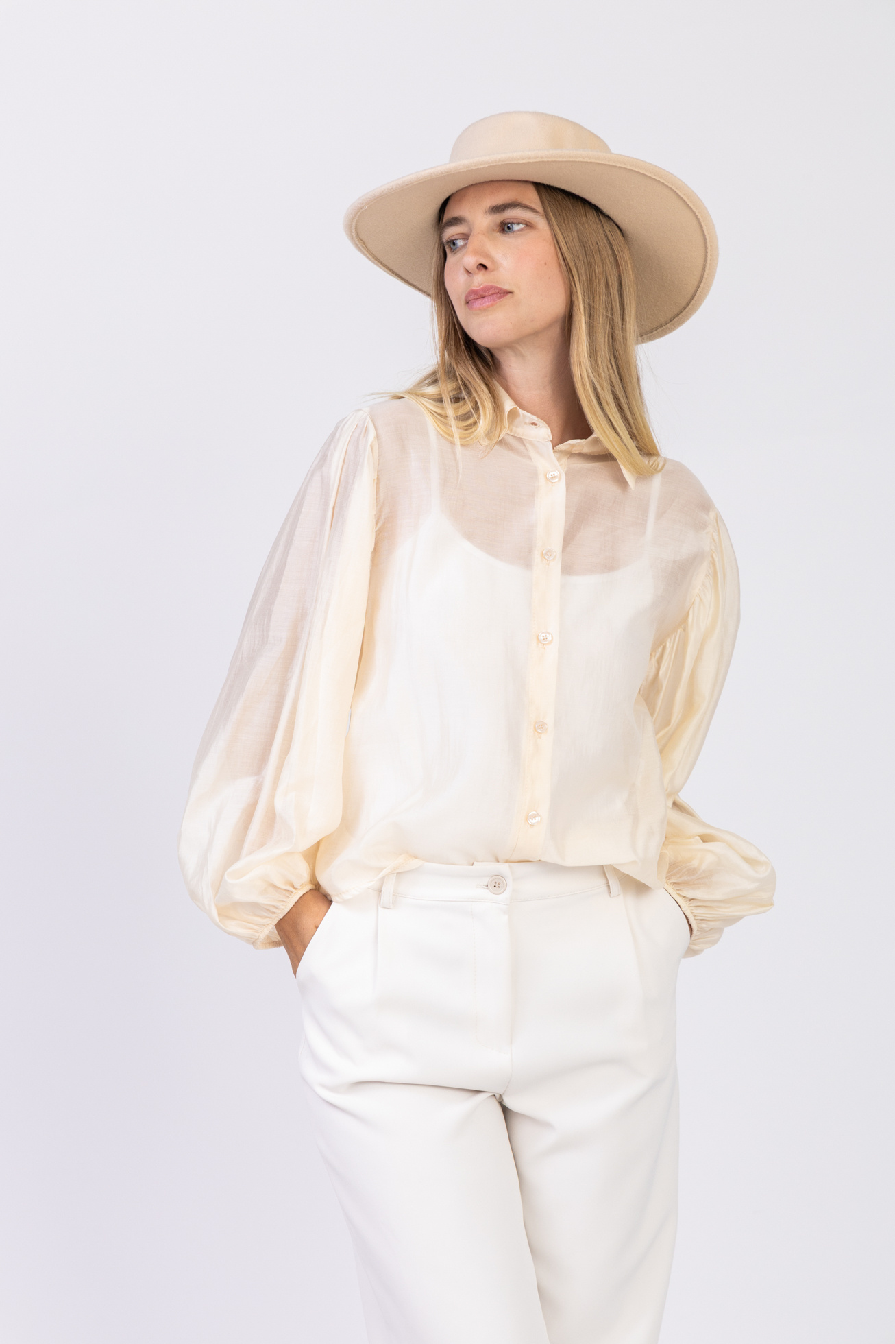Grossiste Max & Enjoy (Vêtements) - Chemise transparente effet soie