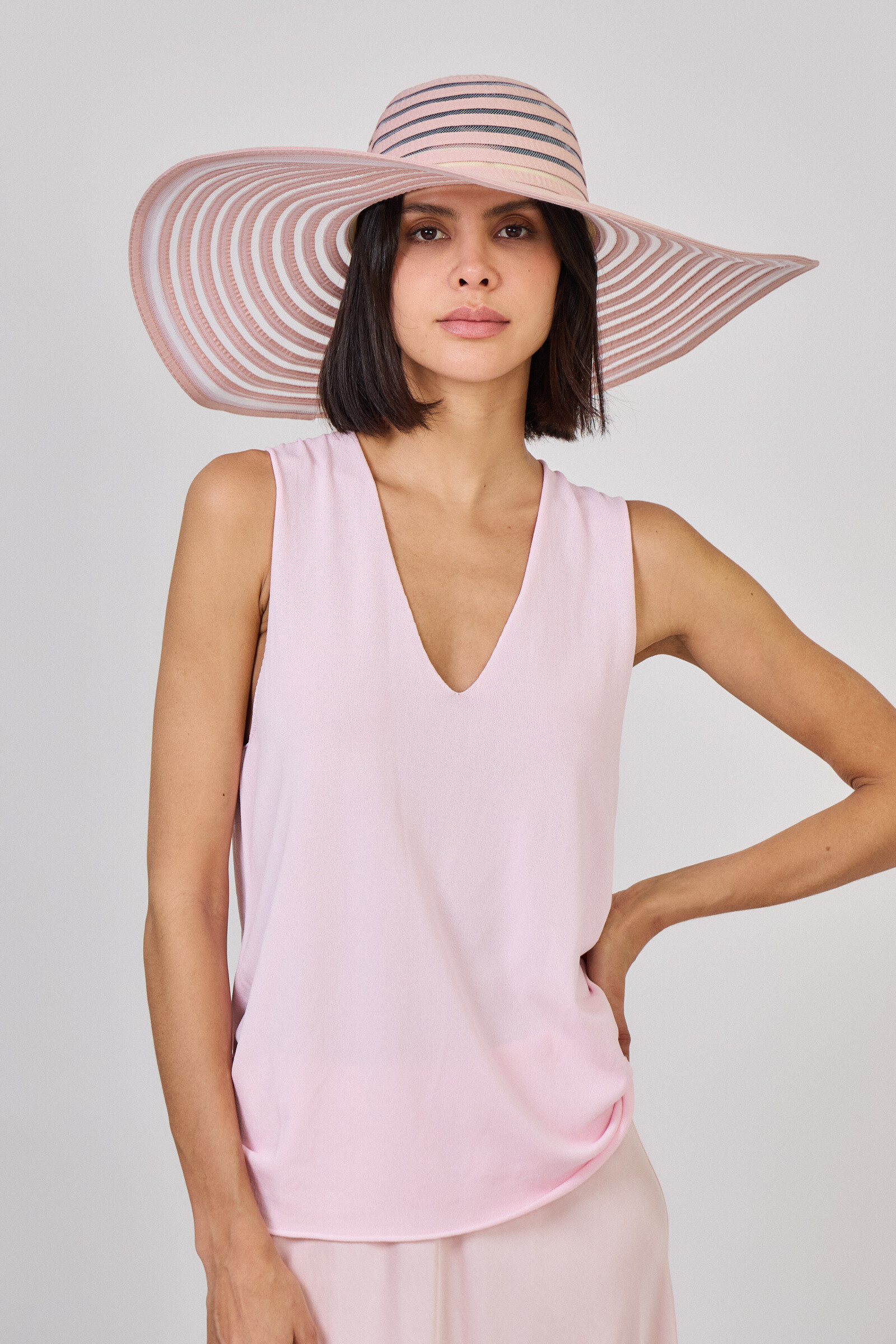 Großhändler Max & Enjoy (Vêtements) - Ärmelloses Strickoberteil mit V-Ausschnitt aus kaltem nahtlosem Mesh