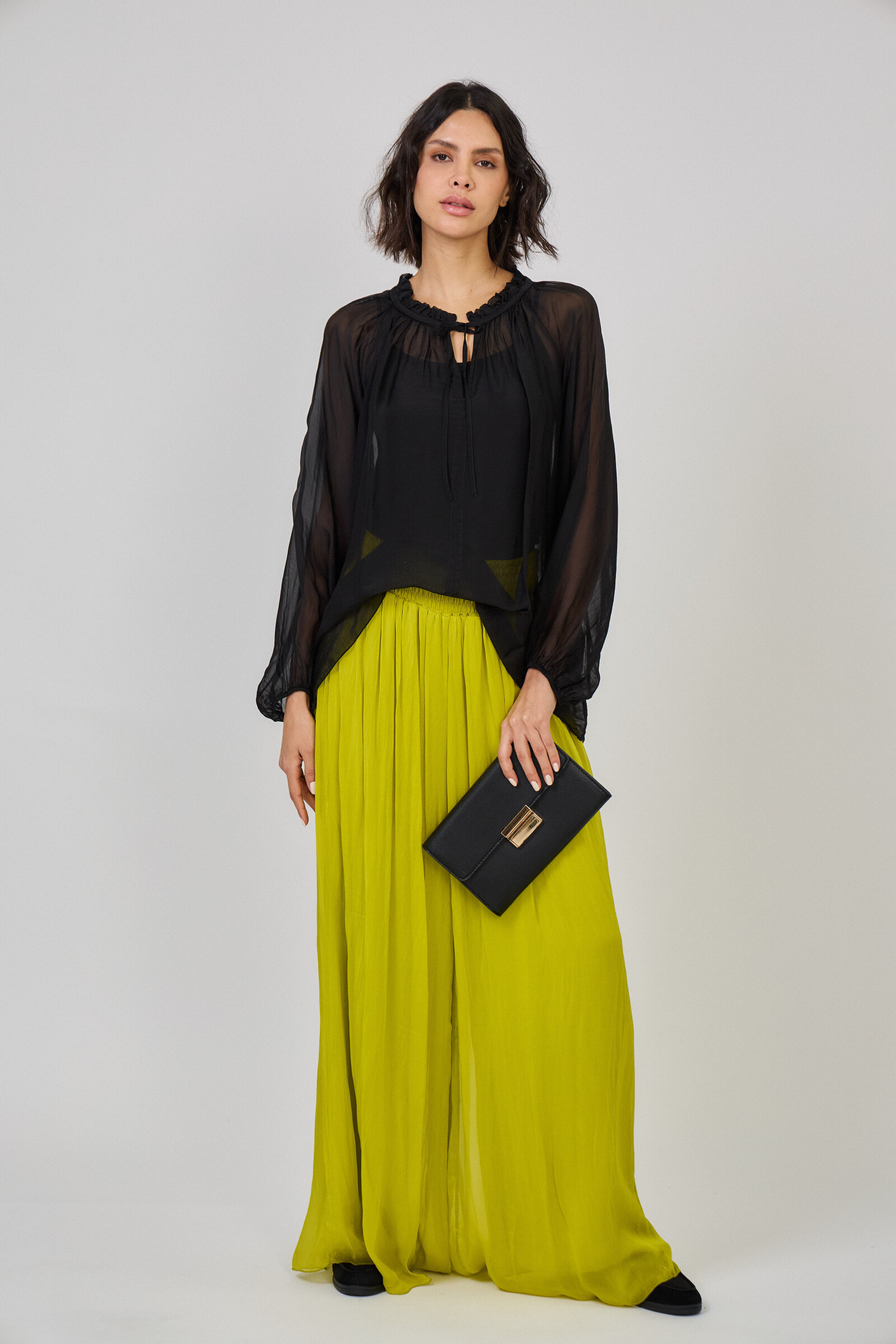 OUTFIT (set total look) Ensemble blouse et pantalon en soie vaporeuse ( 30%soie 70%Viscose)
- Blouse avec col froufrou à nouer, manches longues, transparente, vendu avec le débardeur inclus, taille unique: 36-40 ⁄ 42 (réf: 32243) couleur noir.
- Pantalon large doublé, taille élastique, (réf: 30226) taille unique: 36-40, couleur anis.
- La mannequin mesure 1.78m