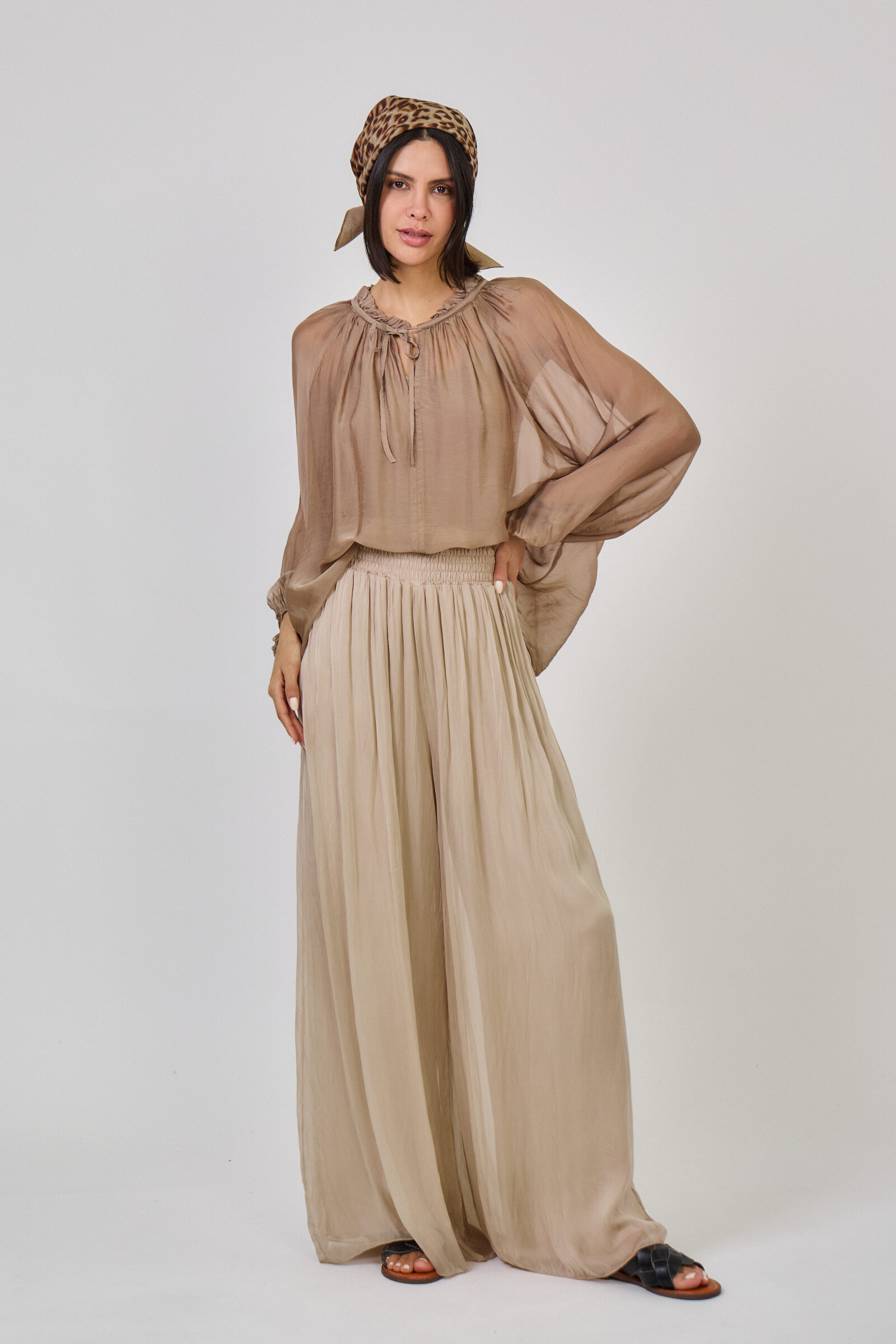 OUTFIT (set total look) Ensemble blouse et pantalon en soie vaporeuse ( 30%soie 70%Viscose)
- Blouse avec col froufrou à nouer, manches longues, transparente, vendu avec le débardeur inclus, taille unique: 36-40 ⁄ 42 (réf: 32243) couleur noir.
- Pantalon large doublé, taille élastique, (réf: 30226) taille unique: 36-40, couleur anis.
- La mannequin mesure 1.78m