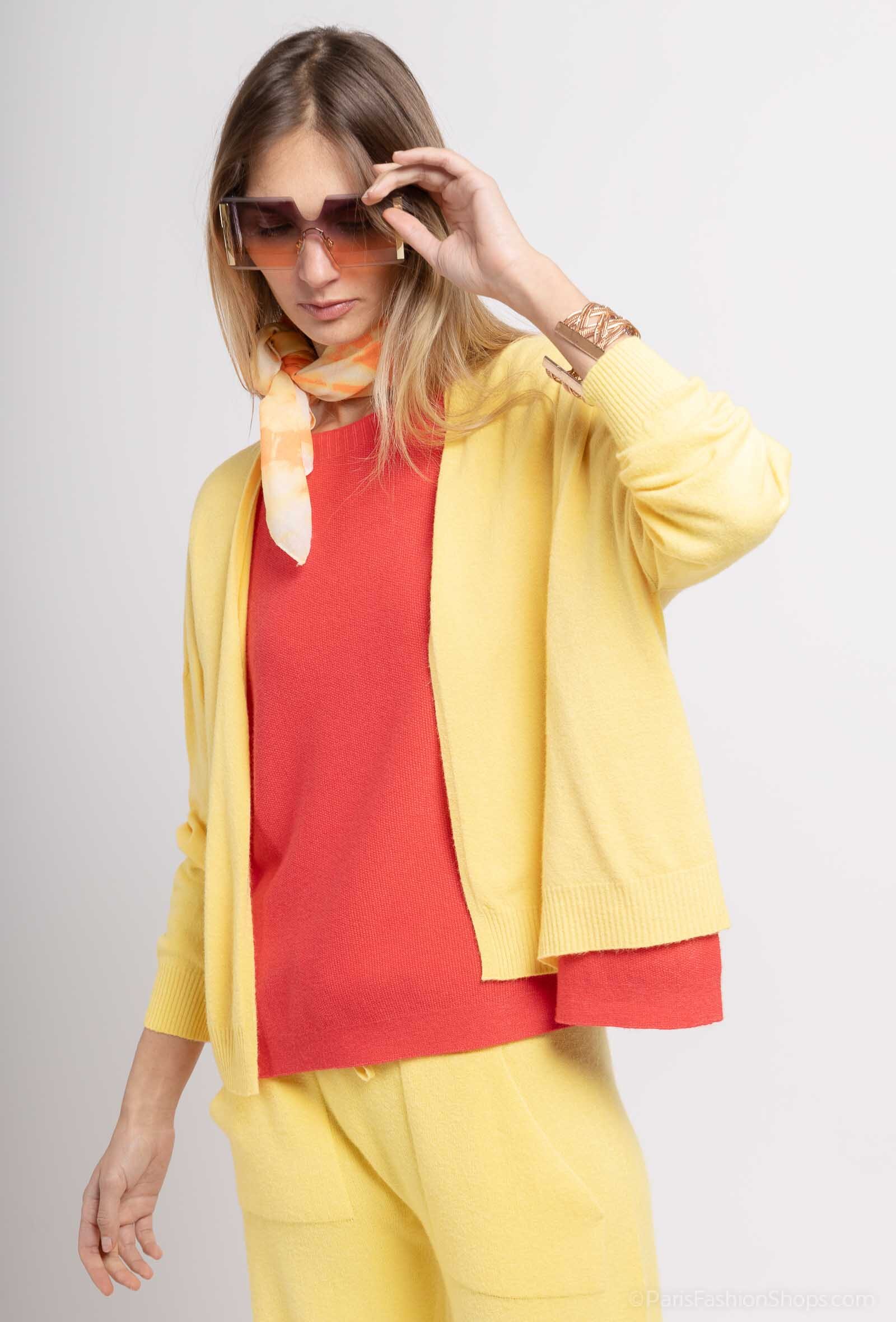 Gilet ultra fin sans couture au toucher cachemire-520105
- Manches longues 
- Avec des côtes aux poignets et à la taille
- Sans boutons
- Un intemporel dans votre garde de robe
- Taille unique 36-42
- La mannequin mesure 1.78 et porte une taille unique 36-42
- Composition : 50%viscose 27%polyester 23%polyamide
- Fabrication Italienne