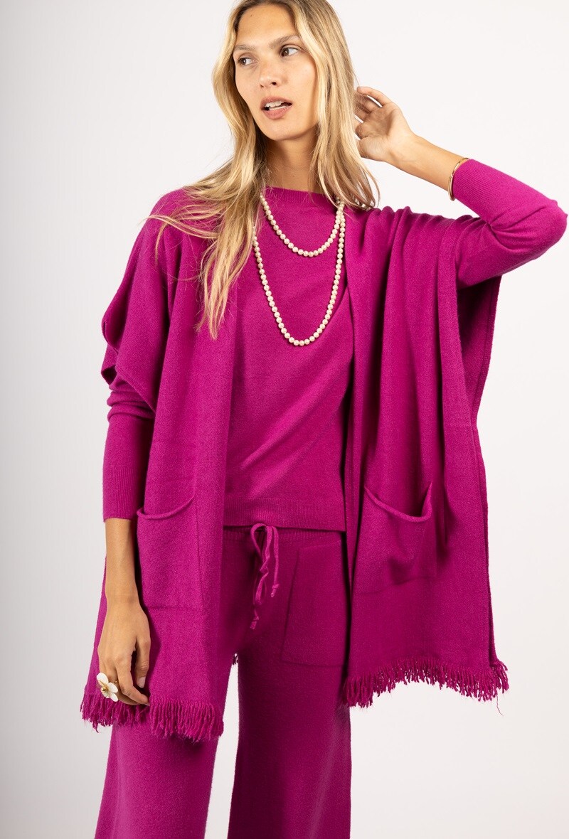 Fringe seamless vest, sleeveless, with two pockets, cashmere touch-370195
- Short sleeves
- Fringe at the bottom
- Two pockets
- Seamless
- Cashmere touch
- Oversized: one size 36-42
- Model is 5'10