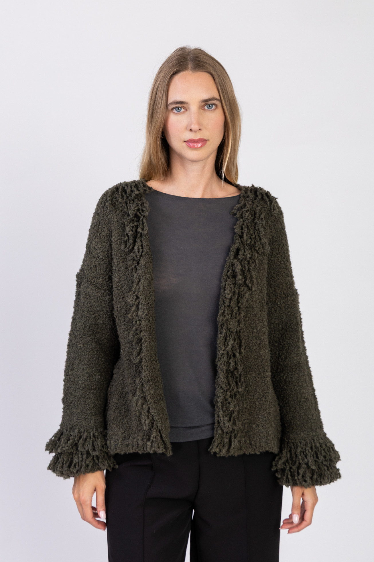 Long sleeve boucle cardigan with chenille fringes-85177
- Boucle Finish
- Details: Chenille fringes at the cuffs and along the front edge of the cardigan
- Long sleeves with a wool blend
- The model is 1.78 m tall and wears a one-size-fits-all suitable for sizes 36-44
- Made in Italy
- Stylist's tip:
Ideal outfit: Pair with jeans, skirts, or pants for a casual and trendy look. It can also be worn with basic trousers for a more sophisticated outfit by adding our knitwear underneath or our SECOND SKIN long sleeve t-shirts.
The plus: adapts to all seasons and body types