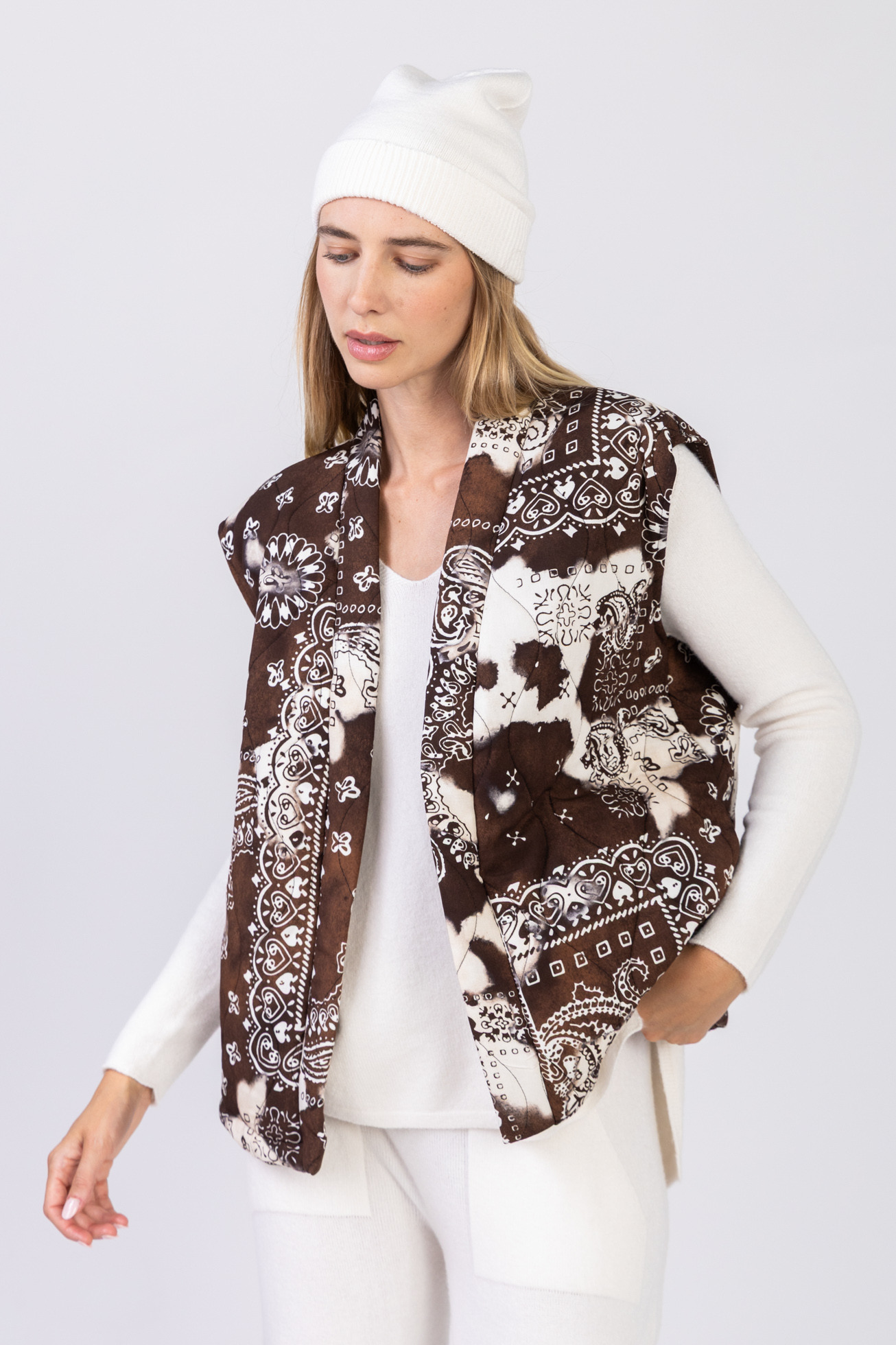 Gilet matelassé sans manche imprimé Bandana-7290 - Sans manche - Matelassé - Imprimé bandana - Deux poches sur l'avant - Composition : 100% Viscose - Doublure 100% Polyester - Fabrication Italienne - Taille unique 36-42 - La mannequin mesure 1m75 et porte un 36-42 - Conseil de notre styliste : Idéal en demi-saison à associer avec nos mailles pulls, et le porter avec nos pantalons, shorts ou jupes pour un total look signé Max & Enjoy. Le motif bandana est apparu partout sur les défilés : La pépite de l'année, à avoir absolument dans sa garde-robe !