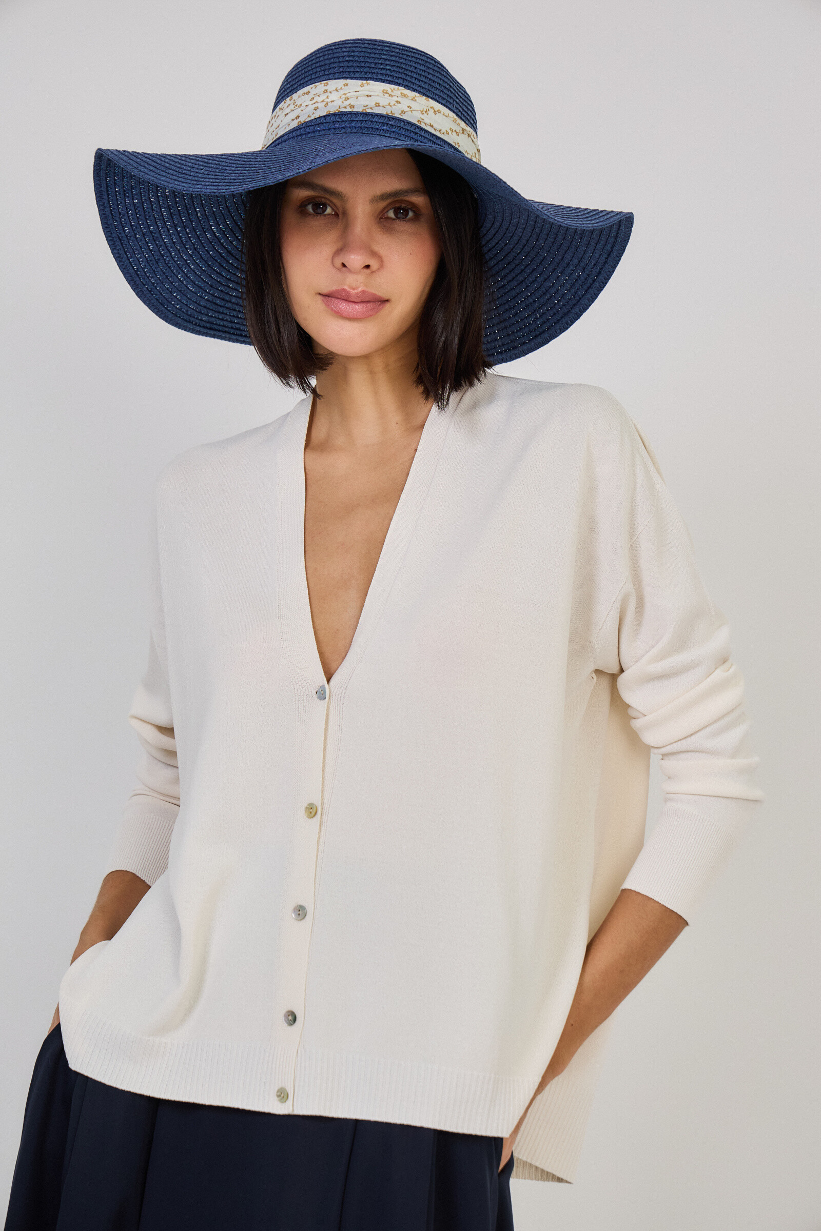Grossiste Max & Enjoy (Vêtements) - Gilet maille fine et légère à boutons en v, manches longues, sans couture