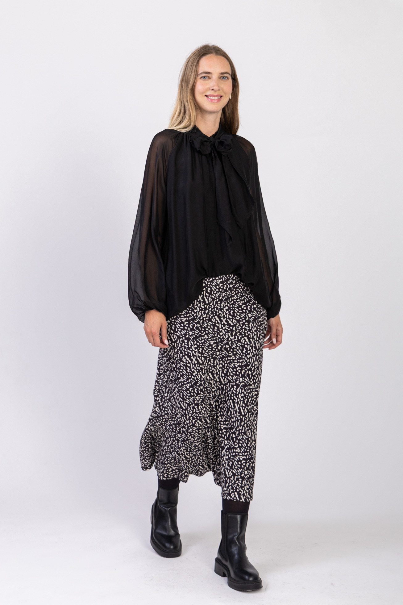 Long skirt with GRAPHIC print - 3874
- Elastic waistband
- The model is 5'9