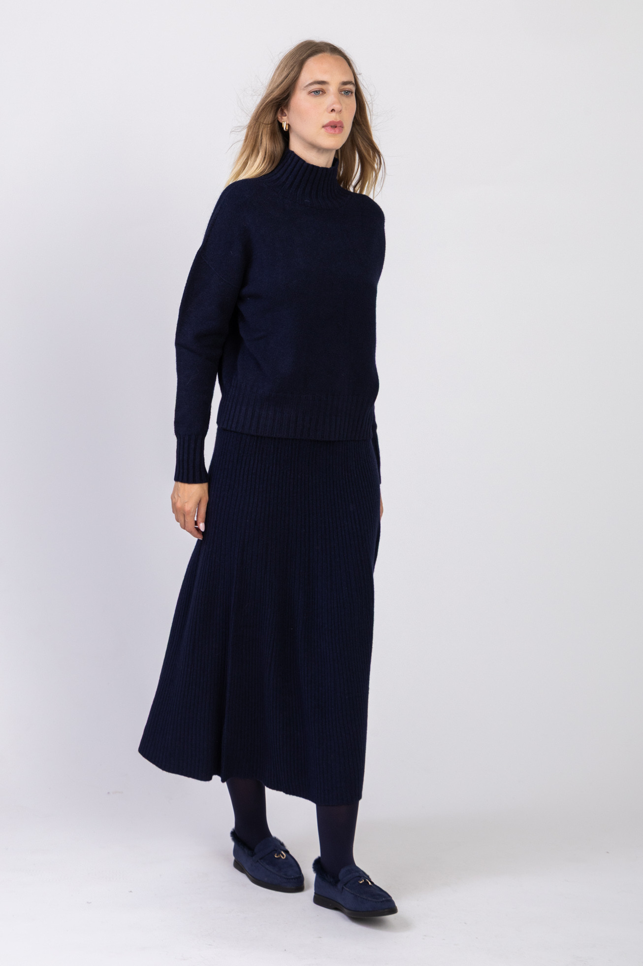Long ribbed knit flared skirt-570978
- Ribbed knit
- Fit: Long and flared
- Elastic waistband
- Seamless
- Cashmere touch
- Oversize: one size 36-42
- The model is 1.78m tall and wears a size 36-42
- Made in Italy from recycled fabric and Oeko-Tex ® certified, Max & Enjoy is committed to sustainable fashion that respects your skin and the environment.
- Stylist's tip:
Create a full knit outfit by adding our sweaters, cardigans, ponchos for a decidedly trendy look.
Complete your outfit with our accessories: Mittens, hats, and scarves for a full knit silhouette in solid or two-tone, all signed Max & Enjoy.
Its plus: Fashionable and comfortable, adapts to all body shapes.
An essential timeless piece for your wardrobe.