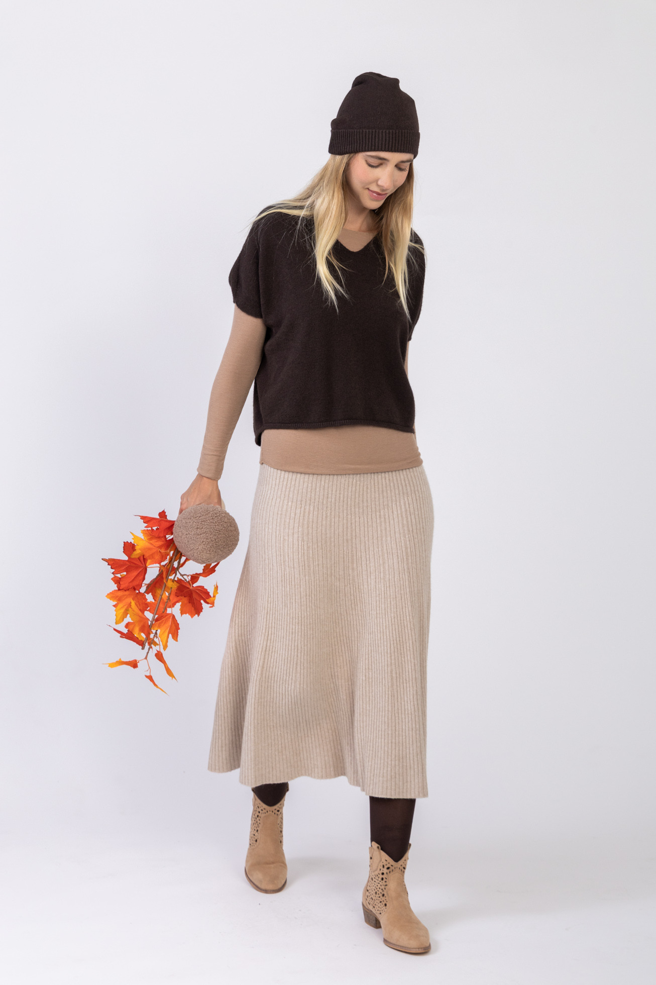 Jupe longue en maille côtelée évasée-570978
- Maille côtelée
- Coupe : Longue et évasée
- Elastique à la taille
- Sans couture
- Toucher cachemire
- Over size : taille unique 36-42
- La mannequin mesure 1m78 et porte une taille 36-42
- Fabriqué en Italie à partir d'un tissu recyclé et certifié Oeko-Tex ®, Max & Enjoy s'engage pour une mode durable qui respecte votre peau et l'environnement.
- Conseil de notre styliste :
Créer un outfit full maille en ajoutant nos pulls, gilets, ponchos pour un look résolument tendance.
Compléter votre tenue avec nos accessoires : Mitaines, bonnets et écharpes pour une silhouette full maille en version uni ou bicolore, le tout signé Max & Enjoy.
Son +  : Mode et confortable, s'adapte à toutes les silhouettes.
Un modèle intemporel à avoir dans sa garde de robe.