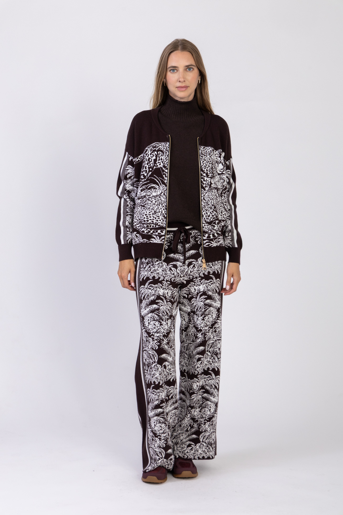 Großhändler Max & Enjoy (Vêtements) - Weit geschnittene Hose mit JUNGLE-Muster und kaschmirähnlichem Griff
