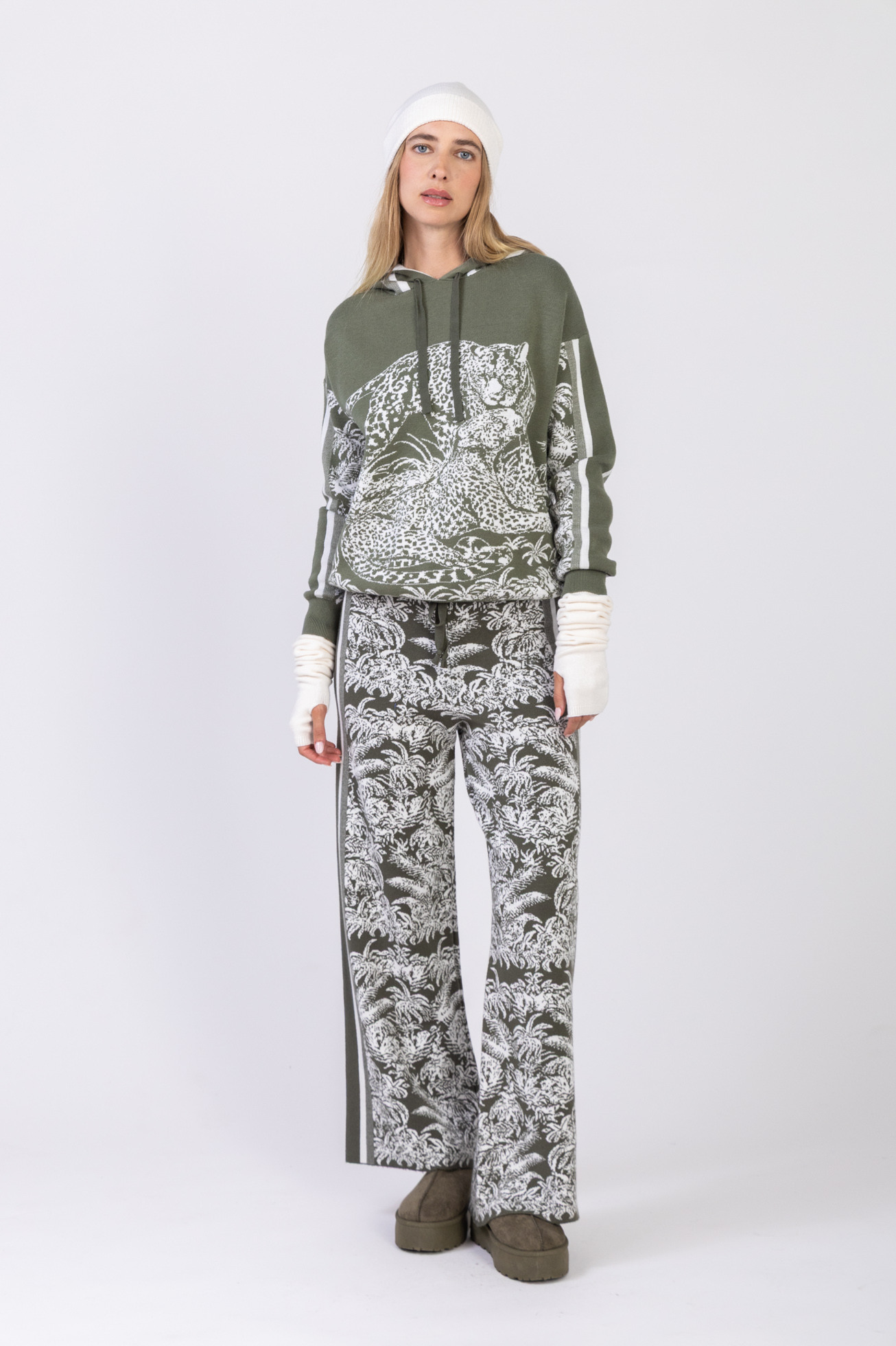 Wide woven pants with JUNGLE pattern and cashmere-like feel-76902
- Loose and wide fit
- Finish: Dense and thick knit
- Elastic waistband with drawstring to tighten
- One size: 36-40/42
- Model is 1.75 m tall and wears one size that fits 36-40/42
- Made in Italy
- Composition: 50% Viscose 27% Polyester 23% Polyamide
- Stylist's tip: Wear as a full print set with matching sweater 76911, or pair with a solid knit to break the rules and create a trendy total knit look by Max & Enjoy.