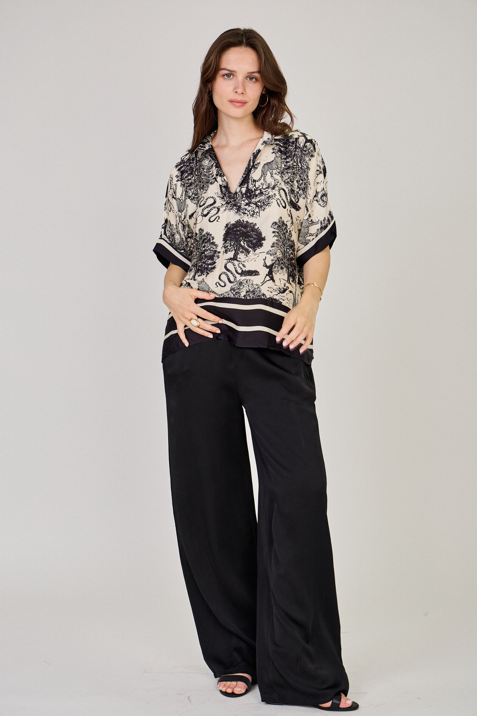 Wholesaler Max & Enjoy (Vêtements) - Plain satin trousers in blended silk with satin effect-7562