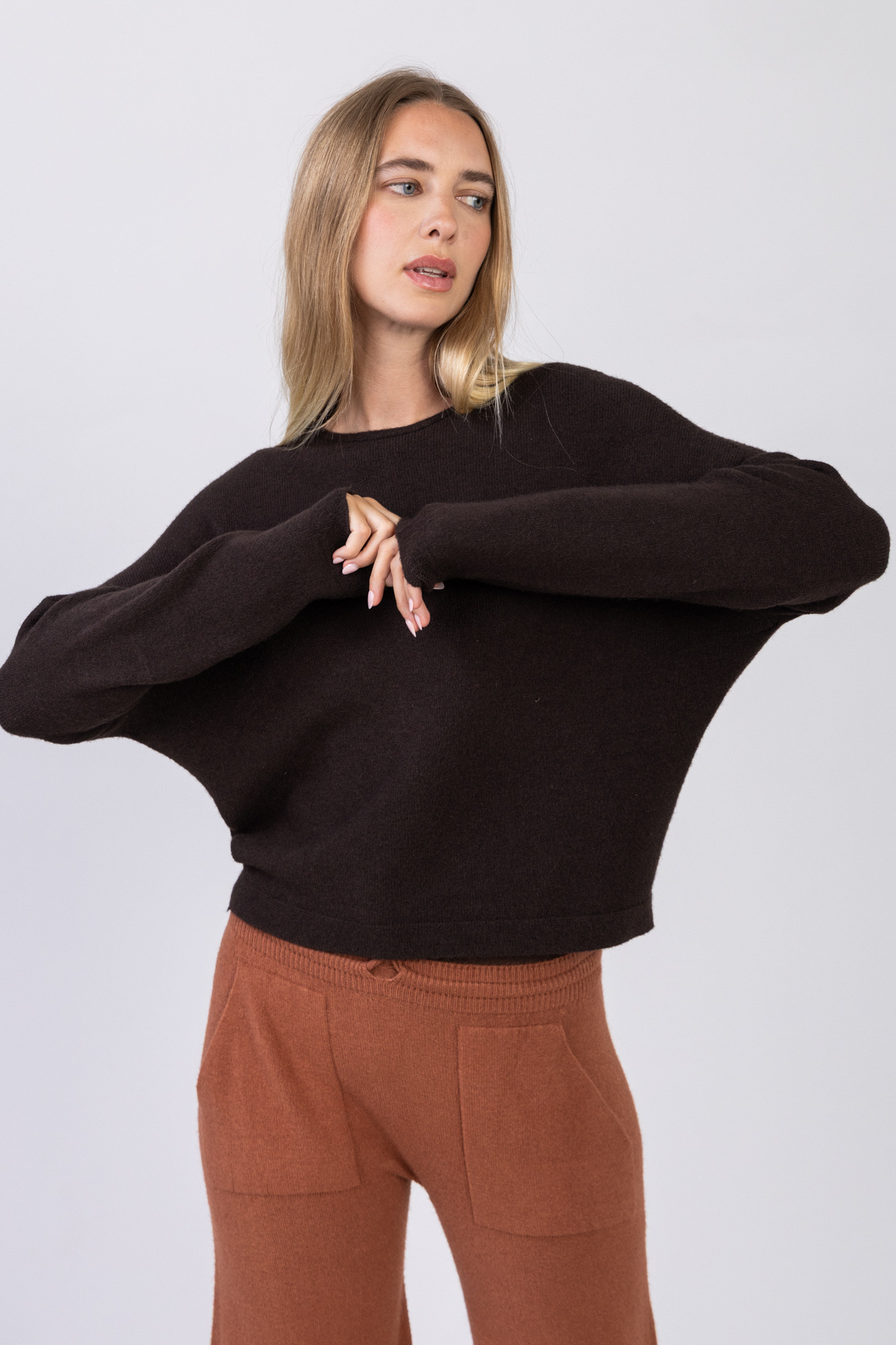 Pull col rond manches chauve souris sans couture, au toucher cachemire, le produit est fabriqué en Italie.
La mannequin mesure 1.78m et porte une taille unique qui convient au 36-42.