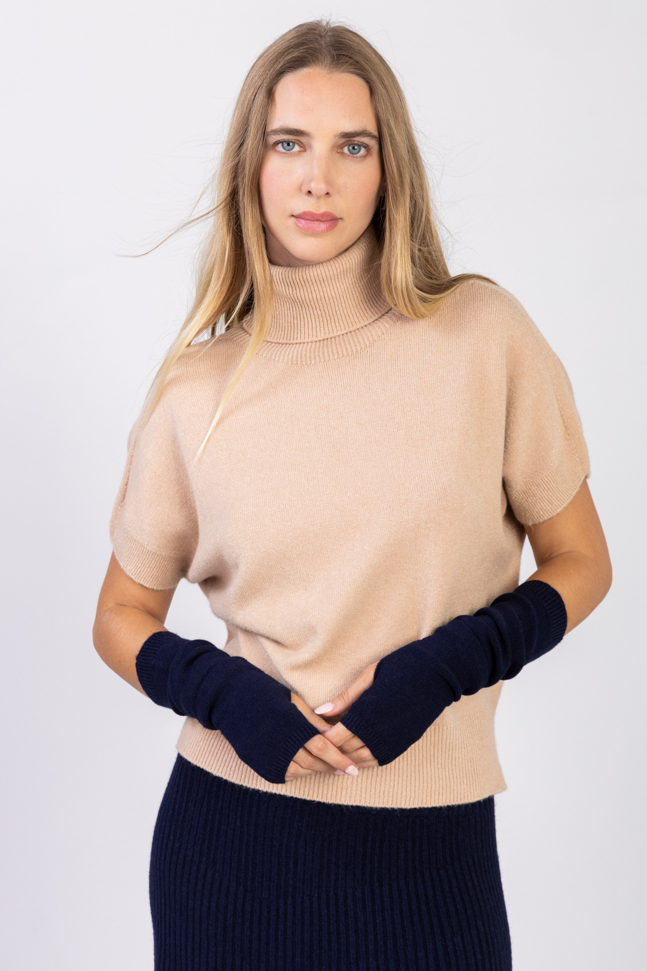 Short-sleeve seamless turtleneck sweater with a cashmere touch-570980
- Turtleneck
- Short sleeves
- Ribbed collar, sleeves, and wide ribbing at the waist
- Composition: 50% Viscose 27% Polyester 23% Polyamide
- Made in Italy
- Cashmere touch
- Seamless
- One size fits 36-42
- The model is 1.75m tall and wears one size 36-42
- Stylist's tip:
Create a full-knit outfit by pairing our turtleneck with a cardigan and our plain or printed pants, or our skirts and shorts.
Go for full color or two-tone for a bolder, fashion-forward look, a style by Max & Enjoy.