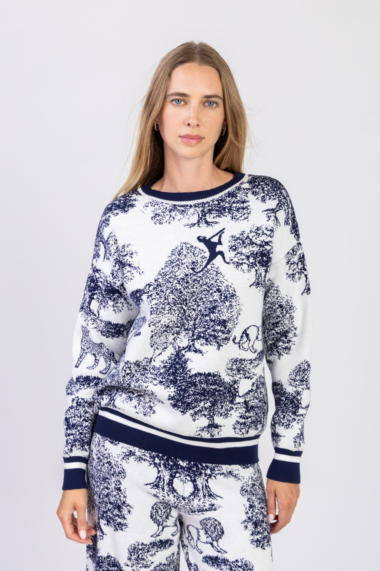 Round neck sweater with JUNGLE patterns, long sleeves with a cashmere touch-76917
- Long sleeves
- Small ribbing at the collar, waist, and cuffs
- Woven with JUNGLE patterns
- One size: 36-40/42
- The model is 1.75 m tall and wears a one size that fits 36-40/42
- Made in Italy
- Composition: 50% Viscose 27% Polyester 23% Polyamide
- Stylist's tip: Wear this outfit in a full print set with the matching pants, or pair it with solid knit pants or a skirt to break the codes and create a trendy total knit look by Max & Enjoy.
