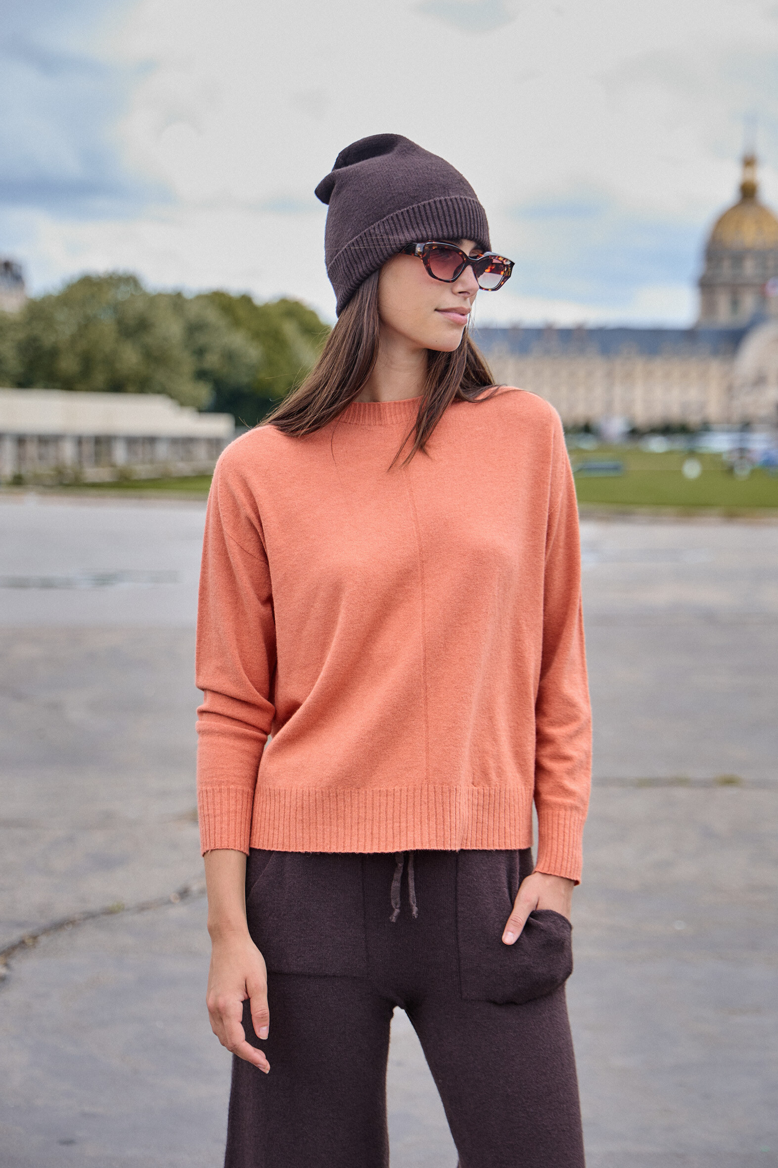 Pull col rond ultrafin sans couture, manches longues, au toucher cachemire, le produit est fabriqué en Italie.
La mannequin mesure 1.78m et porte une taille unique qui convient au 36-42.