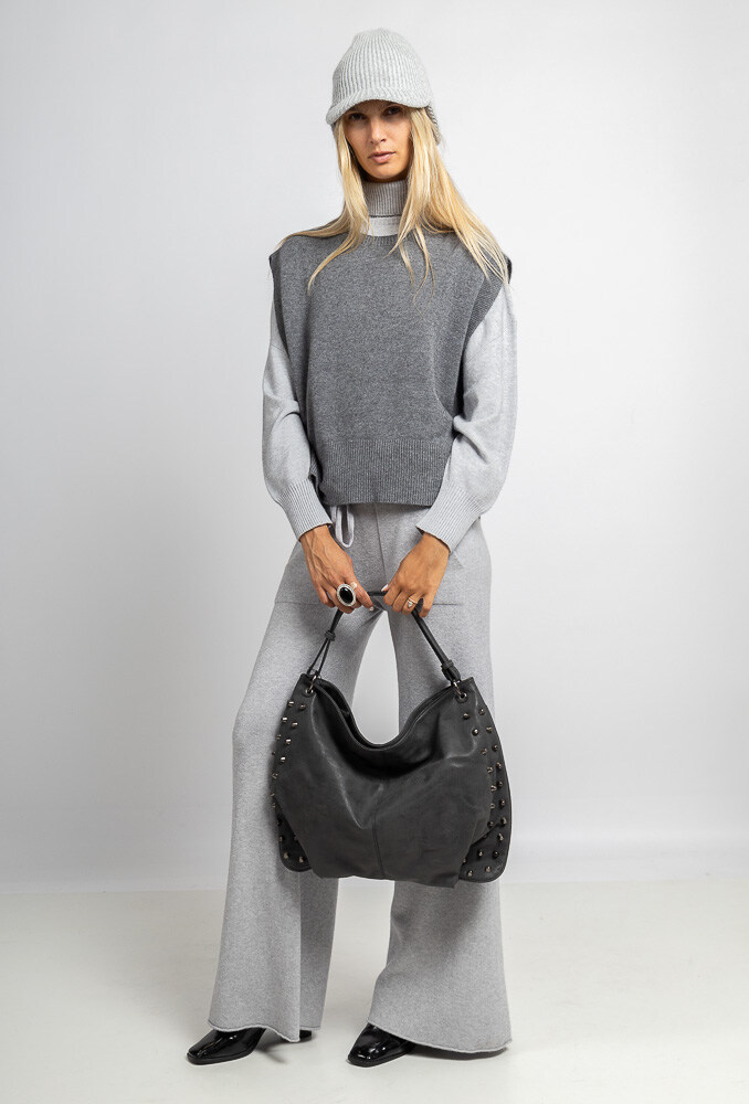 Seamless poncho sweater, round neck, sleeveless with side button, cashmere touch, made in Italy.
The model is 1.78m tall and wears a one-size-fits-all suitable for sizes 36-42.