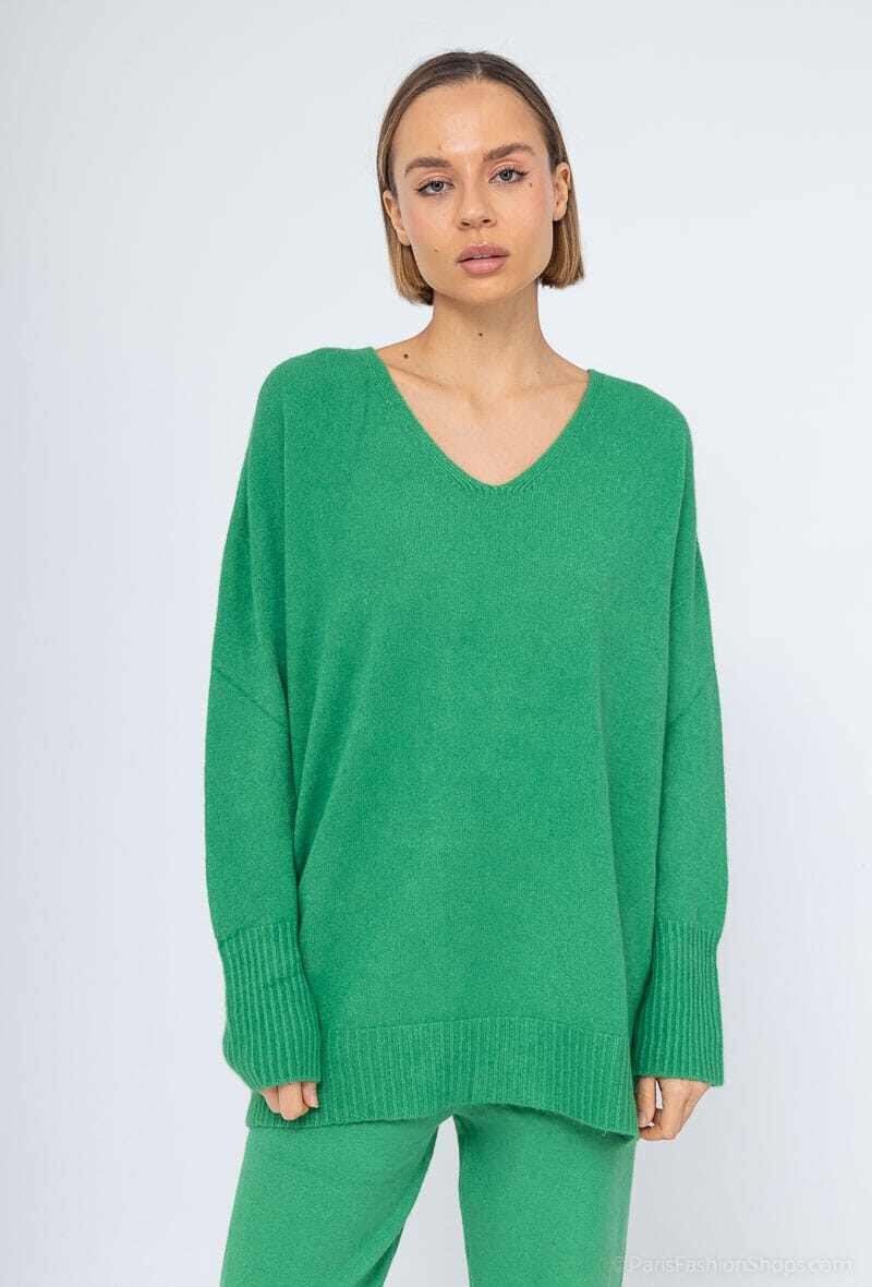 Long oversized seamless V-neck sweater, long sleeves-17073
- V-neck
- Long sweater
- Long sleeves
- Ribbed cuffs and hem
- Seamless
- Cashmere touch
- Oversize: one size fits 36-42
- The model is 1.78m tall and wears a size 36-42
- Made in Italy from recycled and Oeko-Tex ® certified fabric, Max & Enjoy is committed to sustainable fashion that respects your skin and the environment.
- Stylist's tip:
Create a full-knit outfit by adding our pants (plain or printed) for a truly trendy look.
Complete your outfit with our accessories: Mittens, hats, and scarves for a full-knit silhouette in solid or two-tone, all signed Max & Enjoy.
Its plus: Loose and comfortable, adapts to all body shapes.