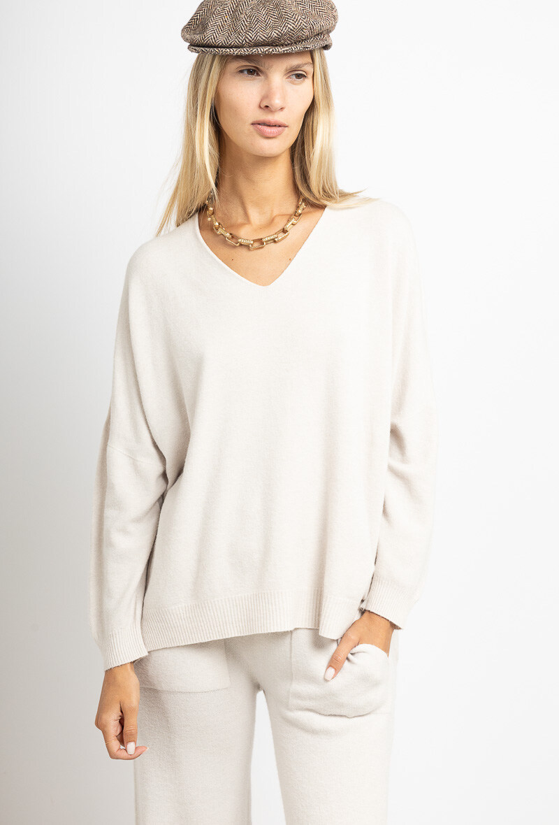 Pull oversize ultrafin sans couture-52007
- Col v
- Manches longues
- Avec fentes latérales
- Avec des côtes à la taille et aux poignets
- Toucher cachemire
- Taille unique : 36-42
- La mannequin mesure 1m78 et porte une taille unique 36-42
- Fabrication Italienne