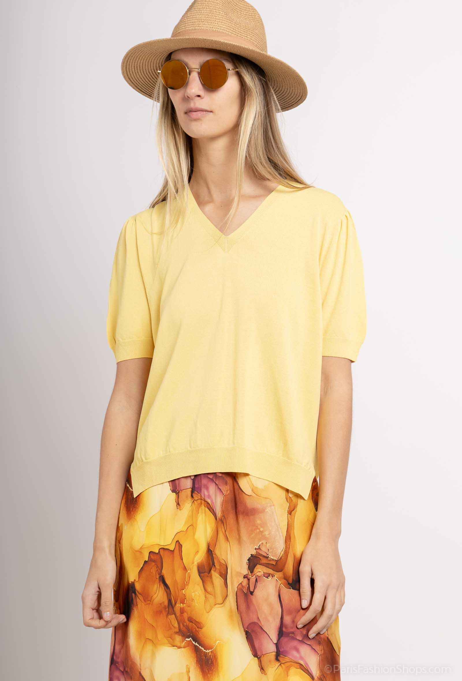Grossiste Max & Enjoy (Vêtements) - Pull maille légère et fine col V, manches courtes sans couture