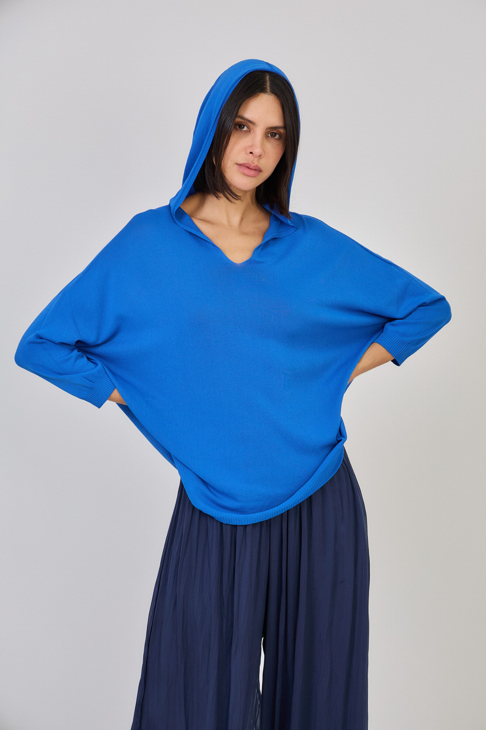 Pull à capuche en maille froide sans couture-3215130
- Col v
- Avec capuche
- Avec des côtes à la taille, aux poignets et en bordure de la capuche
- Manches 3 ⁄ 4
- Taille unique : 36-42
- La mannequin mesure 1.78m et porte une taille unique : 36-42
- Composition : 65% Viscose 35% Polyamide
- Fabrication Italienne