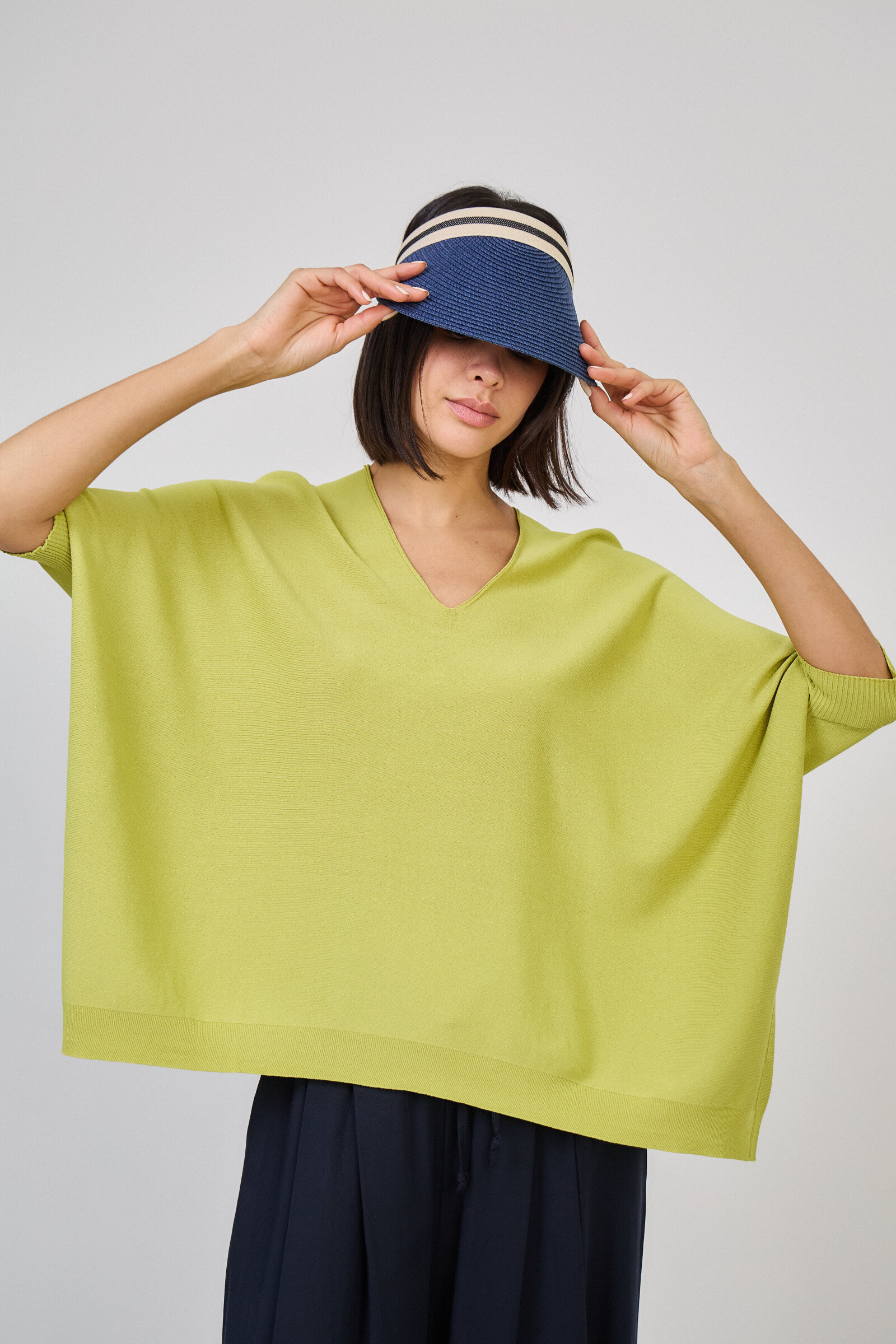 Großhändler Max & Enjoy (Vêtements) - Leichter nahtloser Oversize-Pullover, V-Ausschnitt, kurze Ärmel-121502