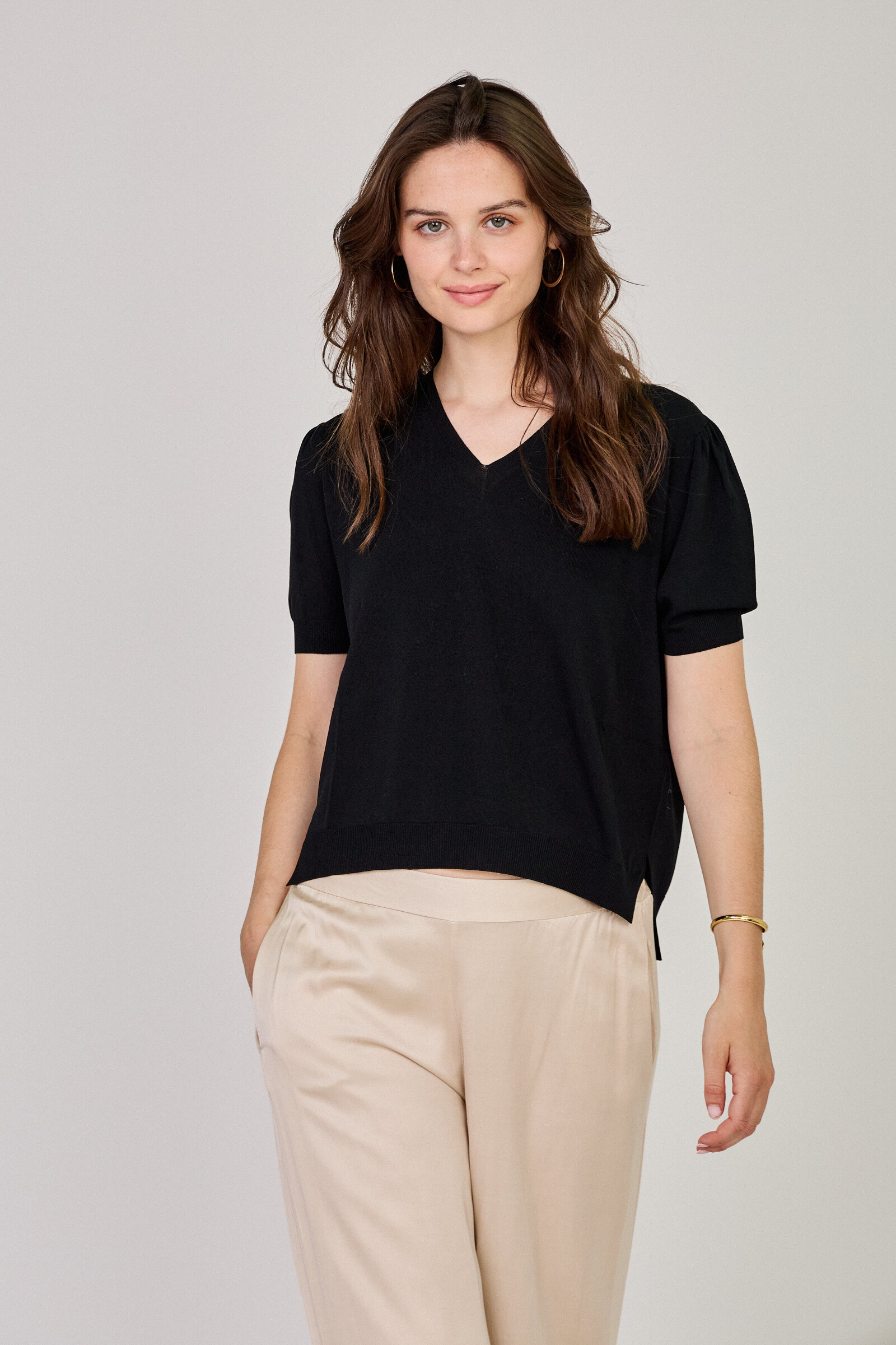 Großhändler Max & Enjoy (Vêtements) - Leichter V-Ausschnitt nahtloser Pullover, kurze Ärmel-523103