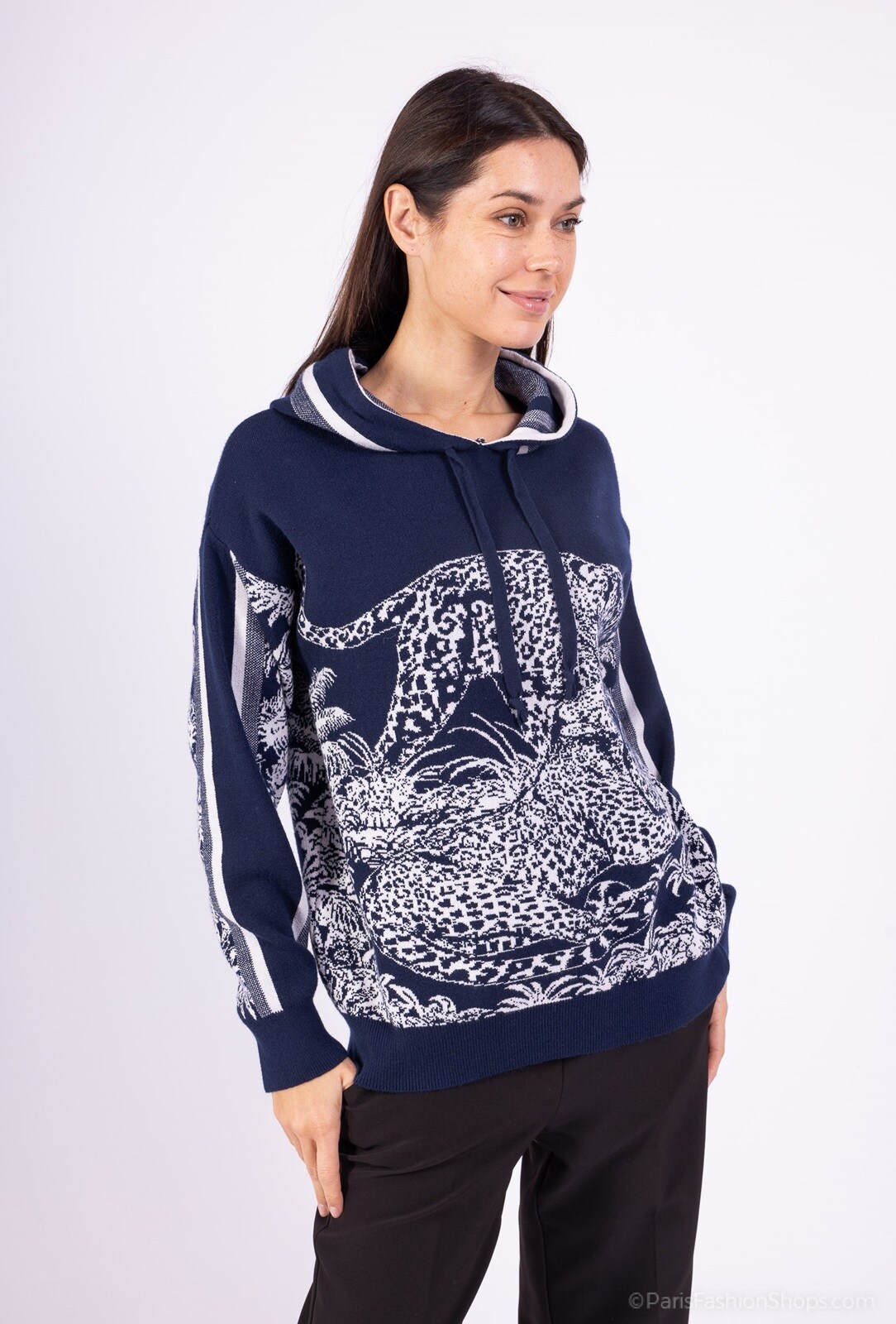 Woven hoodie, Panther jungle print, cashmere touch -76911
- Seamless woven knit (dense and thick)
- Panther jungle print
- Hood with drawstring
- Ribbed cuffs and waist
- Long sleeves
- Cashmere touch
- One size fits 36-42
- Model is 1.75m tall and wears size 36-42
- Composition 50% Viscose 27% Polyester 23% Polyamide
- Stylist's tip:
Create a full Jungle outfit with our matching pants 76902, or pair with our plain pants for a total knit look by Max & Enjoy.
