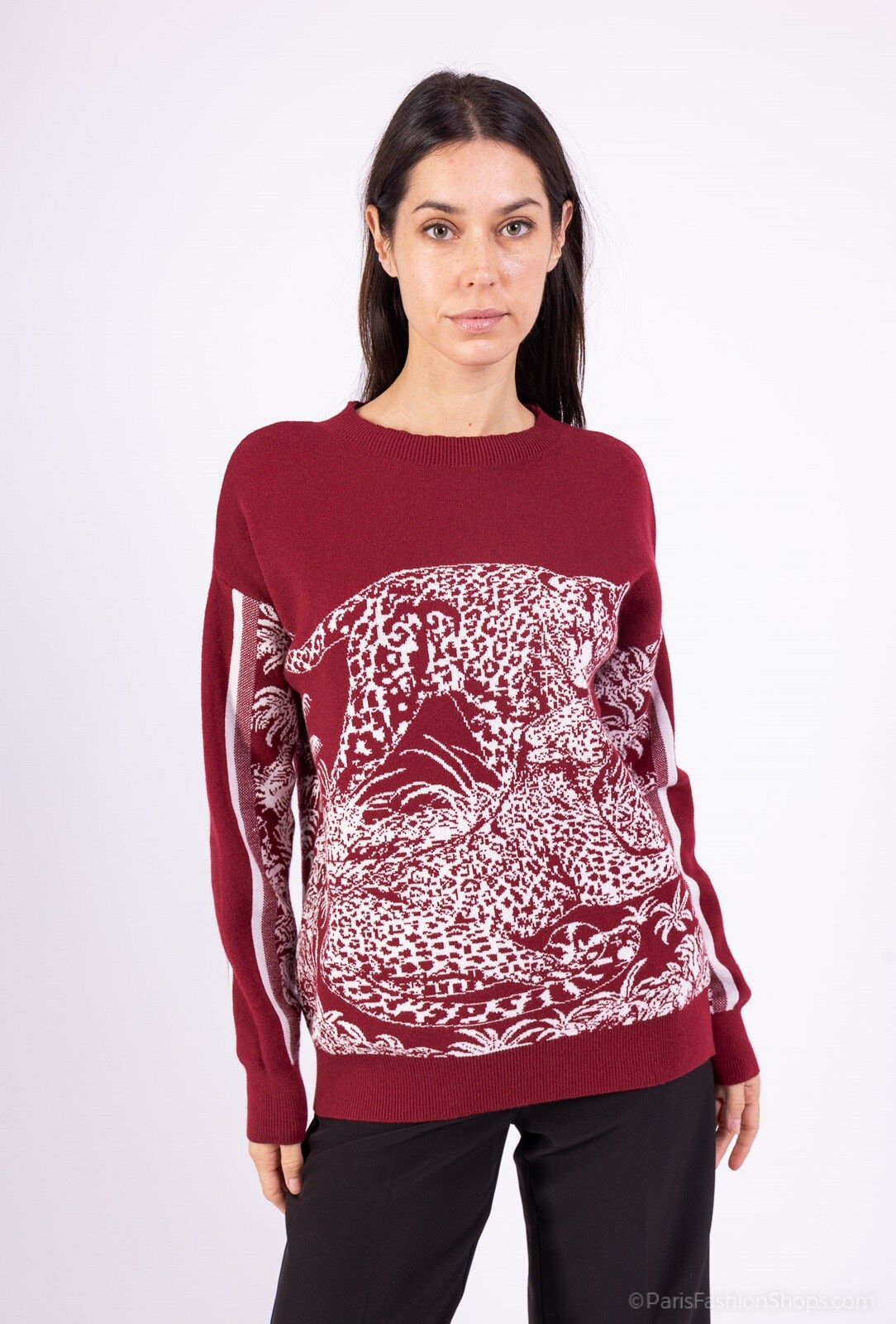 Round neck woven sweater, Panther jungle print, cashmere touch -76901
- Seamless woven knit (thick)
- Panther jungle print
- Knit: Dense and thick
- Round neck
- Ribbed collar, cuffs, and waist
- Long sleeves
- Cashmere touch
- One size 36-42
- Model is 1.75m tall and wears size 36-42
- Composition 50% Viscose 27% Polyester 23% Polyamide
- Stylist's tip:
Create a full Jungle outfit with our matching pants 76902, or pair with our plain pants for a total knit look by Max & Enjoy.