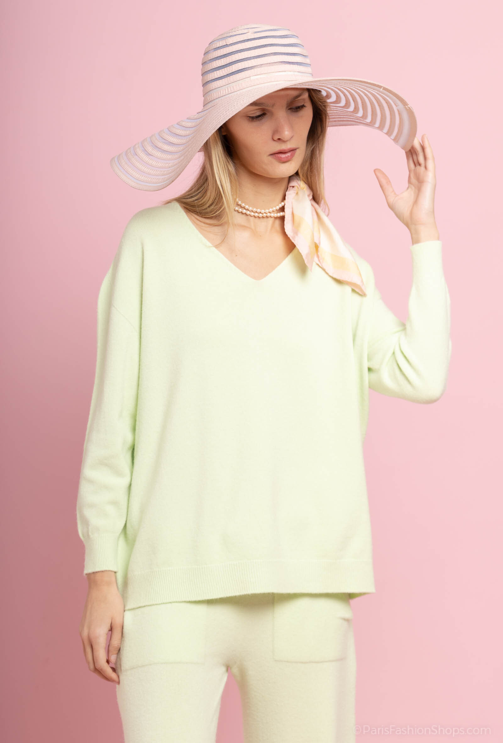 Grossiste Max & Enjoy (Vêtements) - Pull oversize col v sans couture, manches longues, toucher cachemire