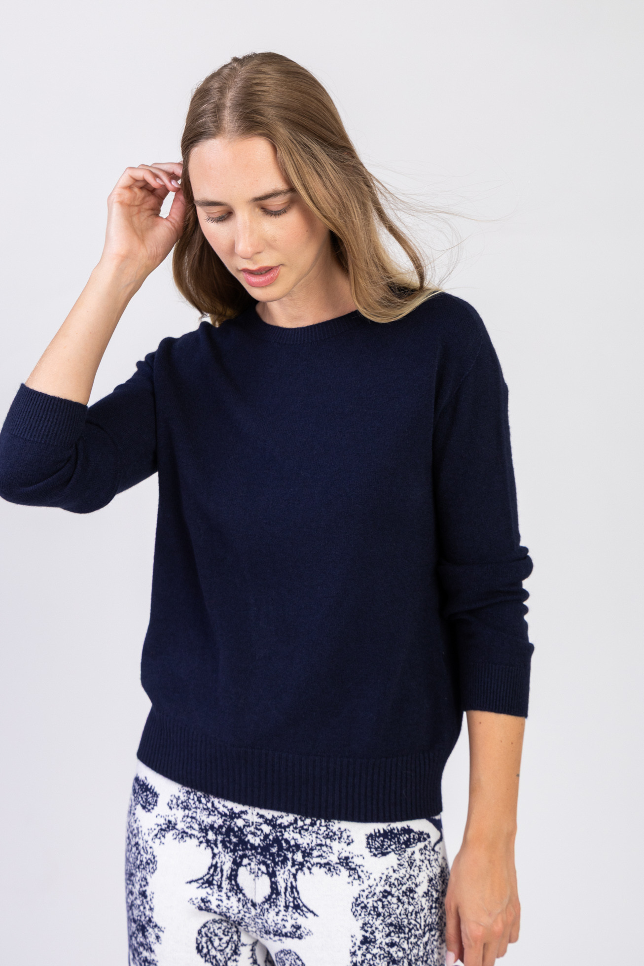 Round neck seamless long sleeve sweater with cashmere touch-570996
- Round neck
- Long sleeves
- Ribbed at the neckline, collar, and waist
- Seamless
- Cashmere touch
- Oversized: one size fits 36-42
- The model is 1.78m tall and wears a size 36-42
- Made in Italy from recycled fabric and certified Oeko-Tex ®, Max & Enjoy is committed to sustainable fashion that respects your skin and the environment.
- Stylist's tip:
Create a truly trendy outfit by adding our pants, skirts, or shorts, and complete your look with our accessories: Mittens, hats, and scarves for a full knit silhouette in solid or two-tone, all signed Max & Enjoy.
Its plus: comfortable and timeless, it adapts to all body shapes, ideal for all seasons.