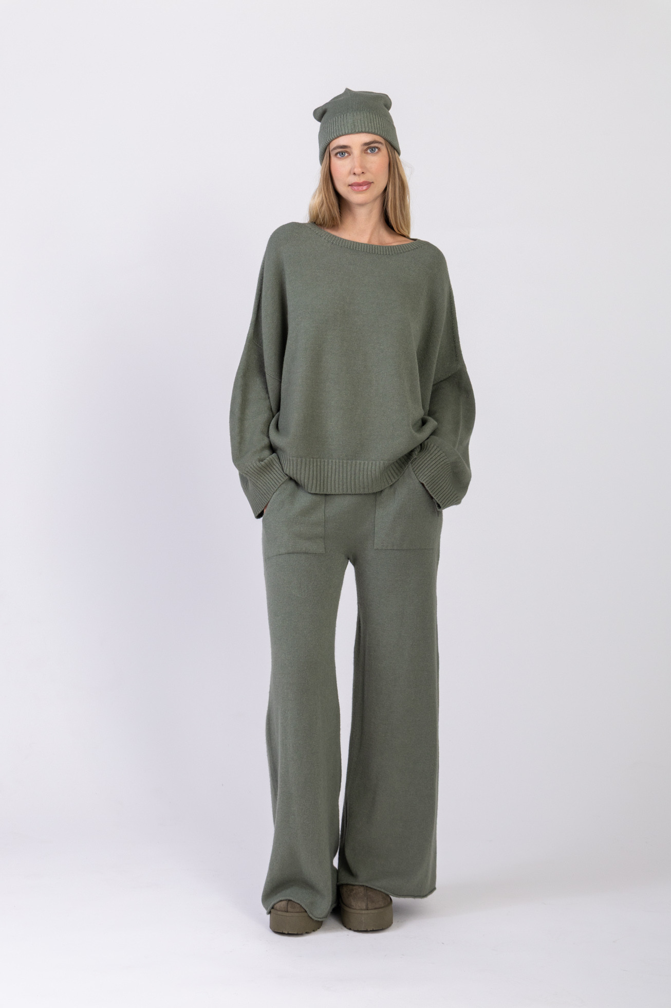 Oversized seamless round neck sweater, wide long sleeves, cashmere touch, made in Italy.
The model is 1.78m tall and wears a one-size-fits-all that suits sizes 36-44.