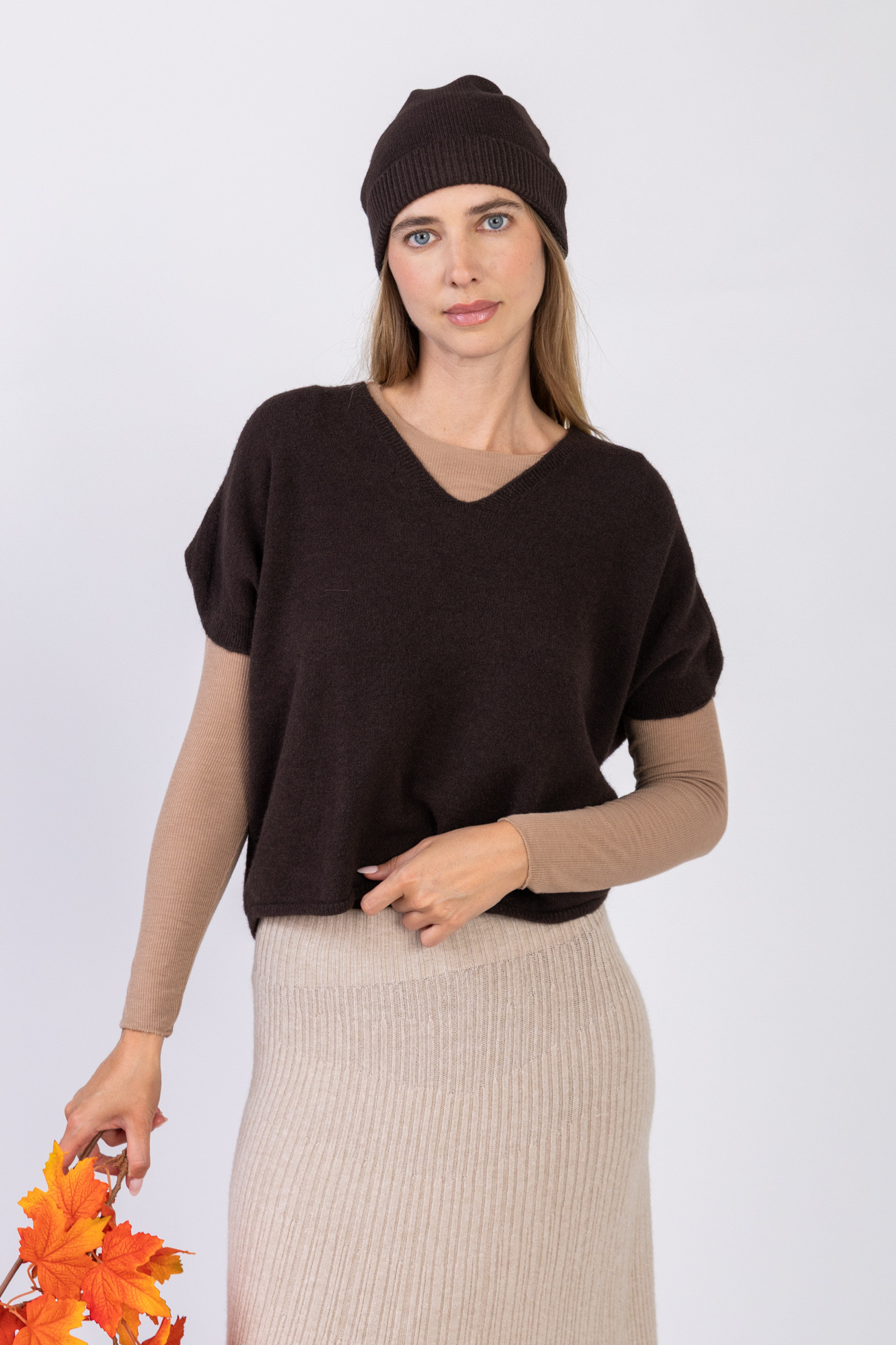 Pull col v manches courtes sans couture au toucher cachemire-570274
- Col v
- Petites côtes aux manches à la taille et à l'encolure
- Taille unique: 36-40 ⁄ 42
- La mannequin mesure 1.78m et porte une taille unique: 36-40 ⁄ 42
- Fabrication italienne
- Composition 50%viscose 27%polyester 23%polyamide
- Conseil de notre styliste :
Un petit pull à associer à nos pantalons ou jupes en maille et pourquoi jouer sur les matières en créant un outfit harmonieux avec notre pantalon en soie mélangé ou nos pantalons maille (unis ou imprimés) pour un total look signé Max & Enjoy .                                           
Créer un outfit selon vos envies avec des coloris assortis ou en bicolore pour un look plus audacieux.