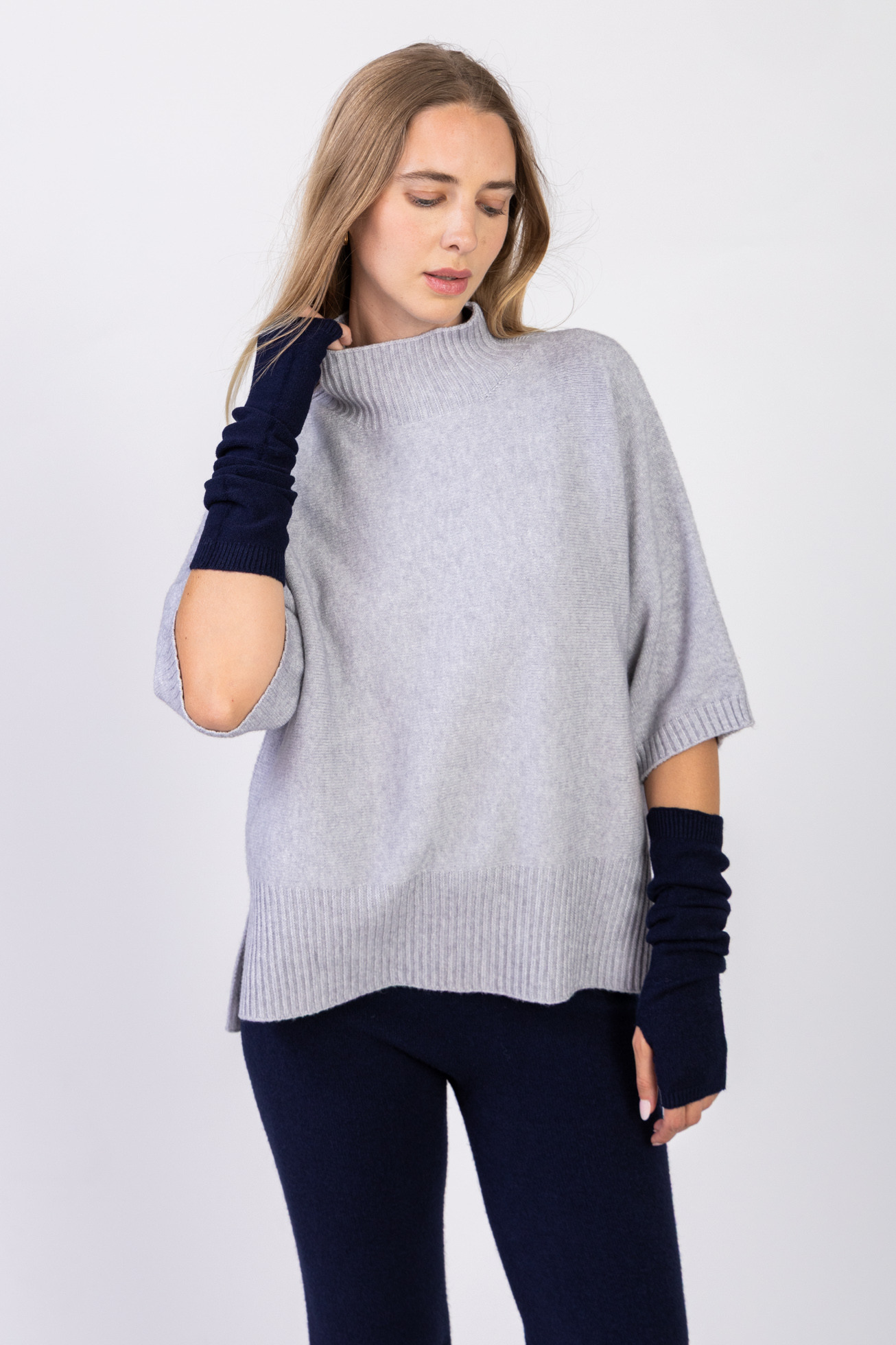 Seamless turtleneck sweater, short sleeves, with side slits, wide ribbed trim, cashmere-like feel. The product is made in Italy.
The model is 1.78m tall and wears a one-size-fits-all that suits sizes 36-44.