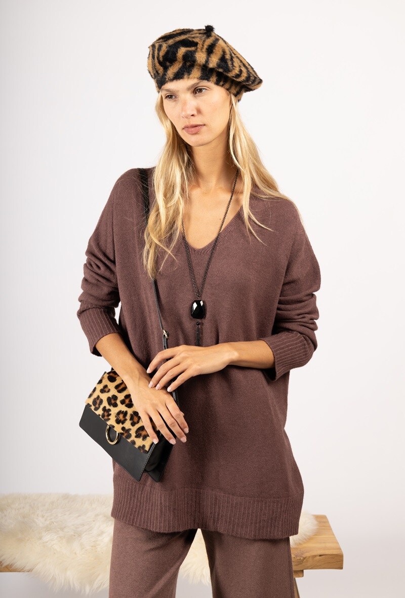 Long oversized seamless V-neck sweater, long sleeves-17073
- V-neck
- Long sweater
- Long sleeves
- Ribbed cuffs and hem
- Seamless
- Cashmere touch
- Oversized: one size fits 36-42
- The model is 1.78m tall and wears a size 36-42
- Made in Italy from recycled fabric and Oeko-Tex ® certified, Max & Enjoy is committed to sustainable fashion that respects your skin and the environment.
- Stylist's tip:
Create a full-knit outfit by adding our pants (plain or printed) for a decidedly trendy look.
Complete your outfit with our accessories: Mittens, hats, and scarves for a full-knit silhouette in solid or two-tone, all signed Max & Enjoy.
Its plus: Roomy and comfortable, adapts to all body shapes.