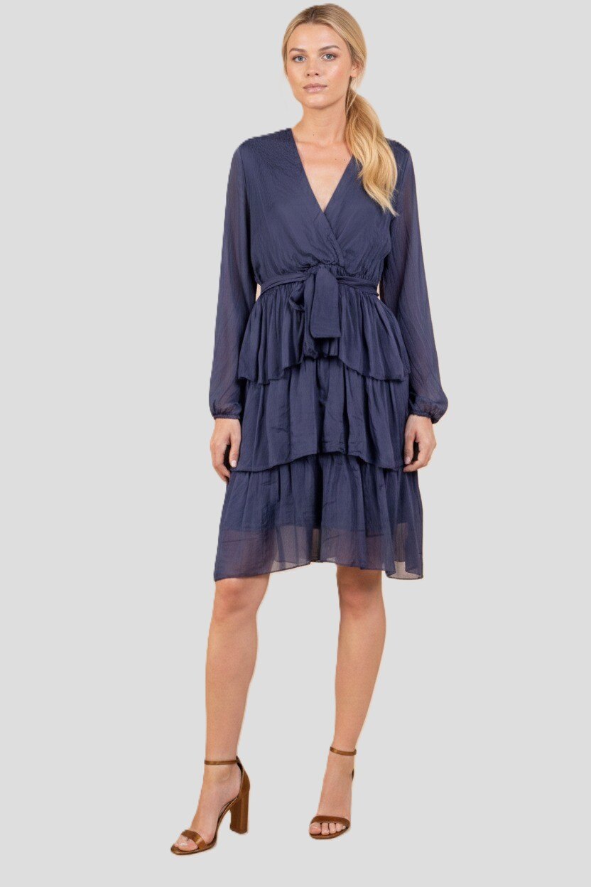 Grossiste Max & Enjoy (Vêtements) - Robe courte à volant, col v, en soie mélangée effet vaporeux