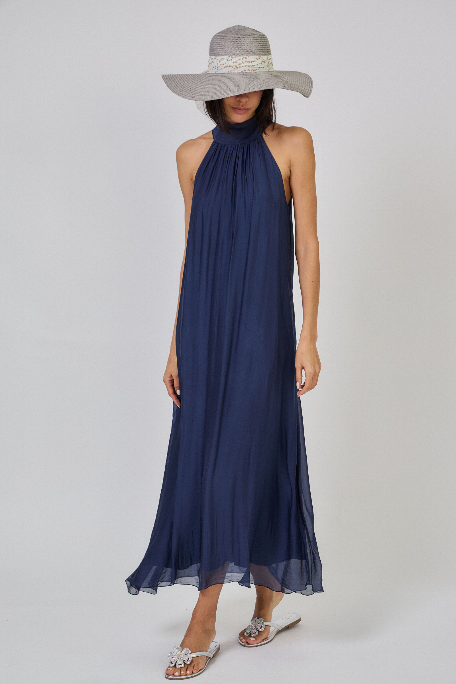 Robe longue en soie mélangée- 30400
- TU : 36-40
- Epaules dénudées
- Devant : Col montant Tour du cou
- Dos : Ouverte sur la partie haute, avec nœud à nouer
- Soie mélangée
- Soie 30%, 70% viscose
- Doublure 100% viscose
- La mannequin mesure 1m78