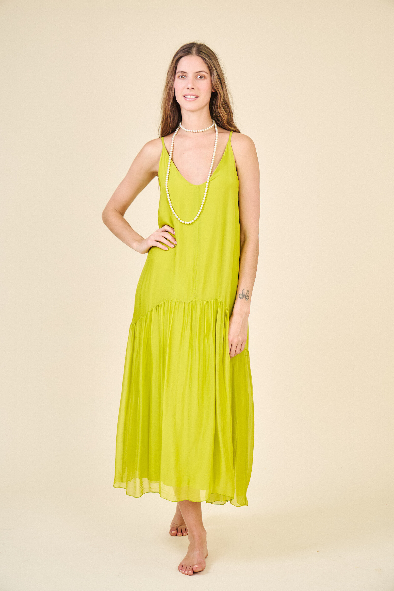 Robe longue en soie mélangée effet vaporeux:
- Col v à bretelles
- Epaules dénudées
- Doublée
- Matière fluide en soie vaporeuse: 30%Soie 70%Viscose
- La mannequin mesure 1.80m et porte une taille unique: 36-40