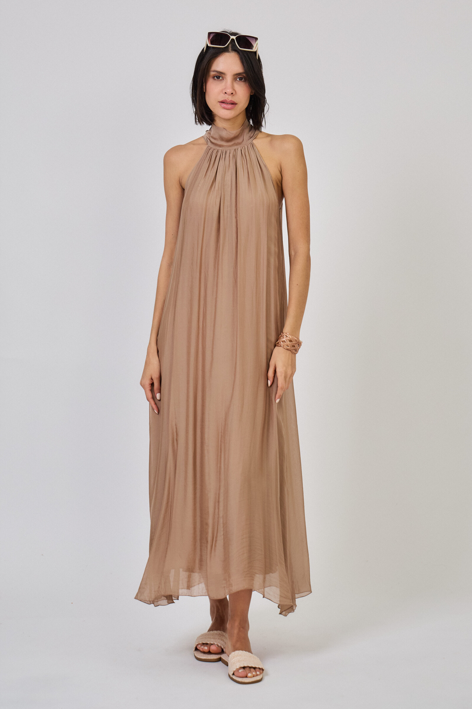 Robe longue en soie mélangée- 30400
- TU : 36-40
- Epaules dénudées
- Devant : Col montant Tour du cou
- Dos : Ouverte sur la partie haute, avec nœud à nouer
- Soie mélangée
- Soie 30%, 70% viscose
- Doublure 100% viscose
- La mannequin mesure 1m78