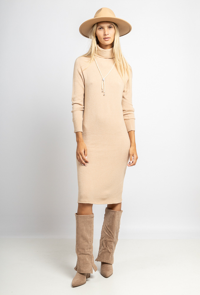 Robe pull col roulé sans couture-27018
- Col roulé
- Manches longues
- Avec des côtes aux poignets
- Taille unique 36-42
- La mannequin mesure 1m78 et porte une taille unique 36-42
- Fabrication Italienne