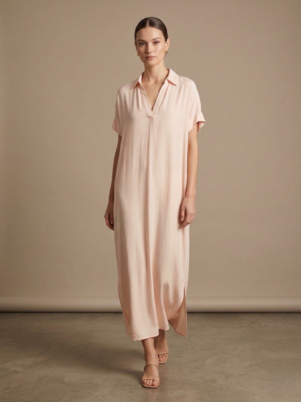 Mayorista Max & Enjoy (Vêtements) - Vestido largo de satén liso con cuello de camisa y mangas cortas, que desprende un aire minimalista y sofisticado