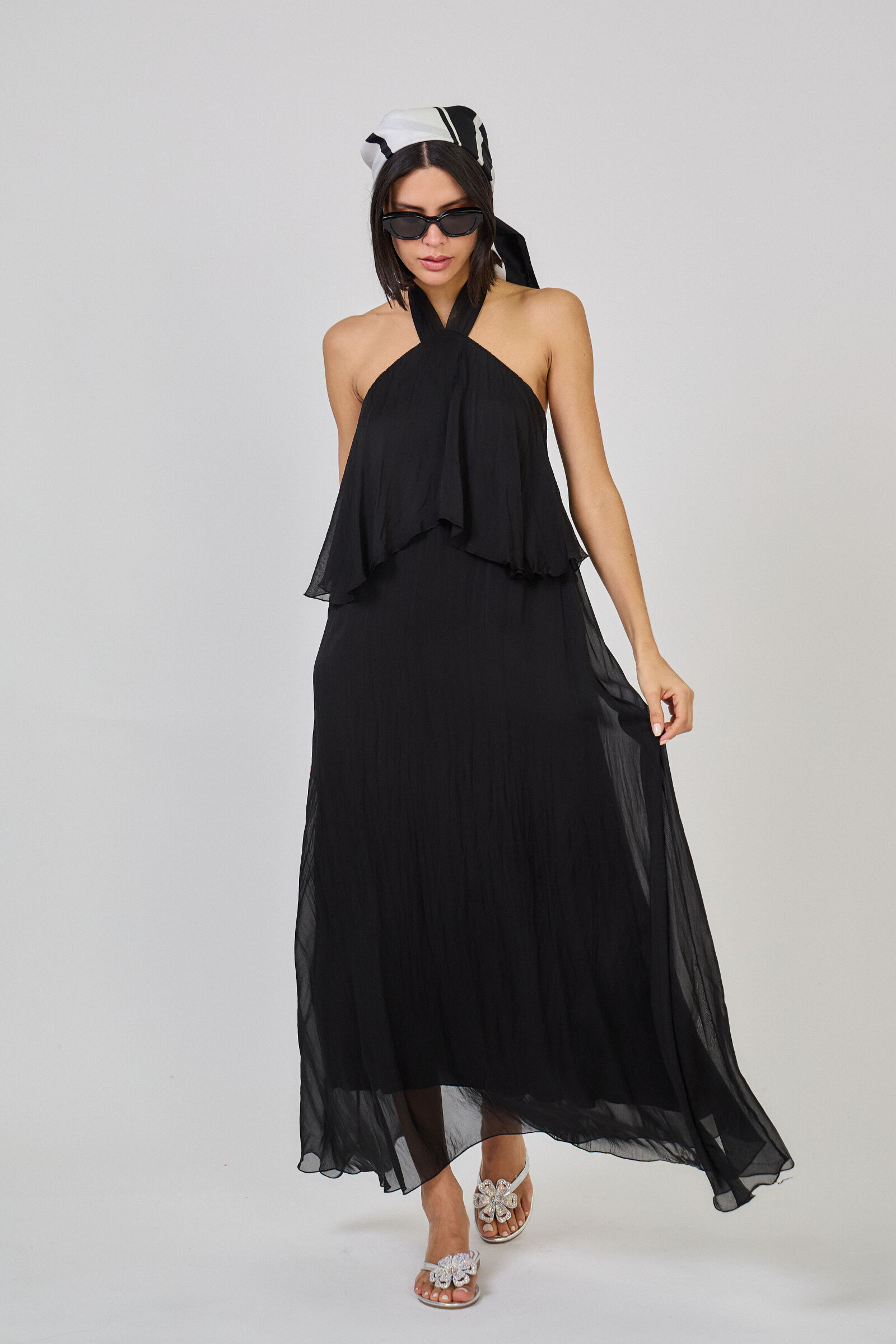 Robe longue col ruban à nouer en soie mélangée-32135
- TU : 36-40
- Epaules dénudées
- Devant : Col v avec deux rubans à nouer,
- Dos : Dos nu avec ruban à nouer en nœud
- Volants sur la partie haute du buste
- Soie mélangée
- Soie 30%, viscose 70%
- Doublure 100% viscose
- La mannequin mesure 1m78