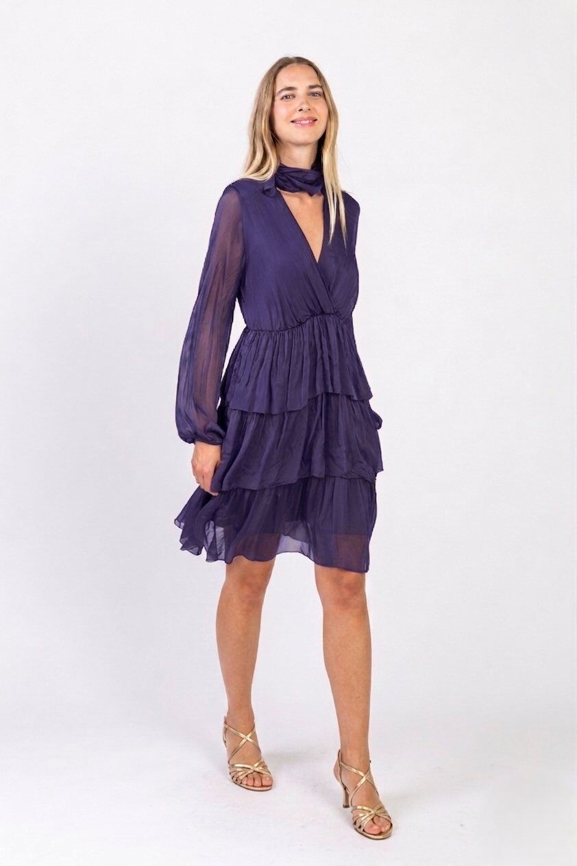 Grossiste Max & Enjoy (Vêtements) - Robe courte à volant, col v, en soie mélangée effet vaporeux